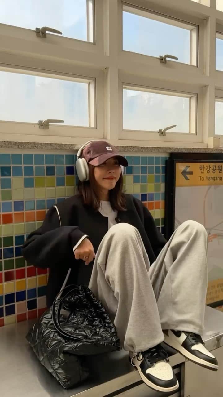 のインスタグラム：「드디어! 이번주 수요일 릴리즈 “바시티자켓”!! 올해 놓치면 안되는 트렌드중에 하나인거 아시죠!  그런데 왜 때문에 바시티자켓에는  늘 더덕더덕 패치가 붙어있는지🙁 생로랑처럼 깔끔하면서 심플한 디자인이 입고 싶은데 너무 작아도 싫고…! 그래서 넉넉하게 루즈한 스타일의  심플하고 간결한 디자인으로 만들었어요!😍 사내에서도 인기 폭발일정도로 샘플링에서부터 기대가 많은 녀석!  군더더기 없이 깔끔하면서 오래오래 유행없이 입을 미니멀한 바시티자켓 찾으셨다면 놓치지 마세요! 블랙/베이지 두컬러로 츌시됩니다! 내일모레 수요일 한정수량 “바로배송”으로 오픈! ㄲ ㅑ😍  #어버브 #바시티자켓」