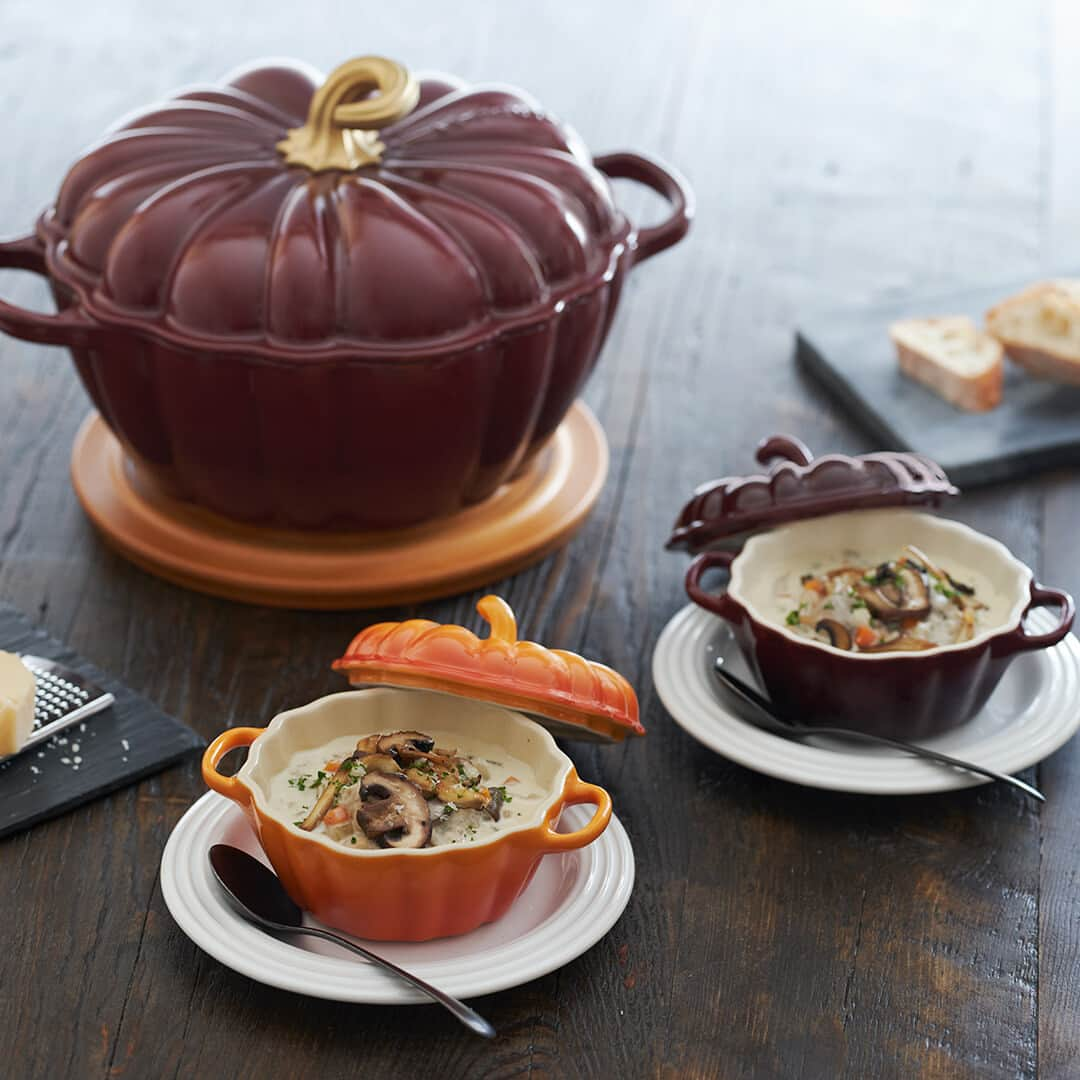 Le Creuset Japon　ル・クルーゼ ジャポンさんのインスタグラム写真 - (Le Creuset Japon　ル・クルーゼ ジャポンInstagram)「【ル・クルーゼ 公式レシピ】きのこともち麦のチキンスープ  きのこの風味ともち麦の食感を楽しめる軽いチキンクリームスープ。 少ない水分でじっくりと素材の美味しが引き出され、うまみたっぷりのやさしい味わいです。  ======材料====== (4~5人分/シグニチャー ココット・パンプキン 24cm)  鶏もも肉・・・400g にんにく (みじん切り)・・・1片 塩・・・小さじ1   (A) マッシュルーム・・・6～7個 エリンギ・・・2本 まいたけ・・・1/2株 (100g程度) にんじん・・・1/2本 (小) 玉ねぎ・・・1/2個 (小) セロリ・・・1/2本  白ワイン・・・50ml ローリエ・・・2枚 もち麦・・・50g  クローブ・・・少々 オリーブオイル・・・大さじ1 水・・・400ml 生クリーム・・・100ml  塩・・・適量 黒こしょう・・・適量 粉チーズ (パルミジャーノなど)・・・適量 パセリ (みじん切り)・・・適量  ======下準備====== ・マッシュルームはスライス、エリンギは長さを2等分して細切りにする。まいたけは一口大にさく。 ・鶏もも肉は一口大に切る。 ・にんじん、玉ねぎ、セロリは8mm程度の角切りにする。  ======作り方====== 1.　鍋を中火で熱しオリーブオイルを入れ、にんにくを炒める。香りが出てきたら鶏もも肉を入れて炒め、表面に焼き色がついたら(A)、塩 (小さじ1) を入れて1～2分程度炒める。 2.　白ワイン、ローリエを加えてフタをし、弱火で20分蒸し煮にする。 3.　もち麦、水、クローブを加えて中火で10～15分ほどもち麦に火が通るまで加熱する。生クリームを加えて一煮立ちしたら塩、黒こしょうで味を調える。 4.　器に盛り、お好みで粉チーズ、パセリを散らす。  〈ポイント〉 時間が経つにつれ、もち麦がスープを吸って具沢山のおかゆのようになっていき、ぽってりとしてまた違った味わいを楽しめます。すぐに食べない場合は もち麦を別で10～15分茹でてから水をきっておき、食べる直前に鍋に加えて一煮立ちさせるのも、長くスープを楽しめておすすめです。  #ルクルーゼ #lecreuset #ルクルーゼのある暮らし  #ルクルーゼごはん #テーブルウェア #テーブルコーディネート #キッチンウェア #キッチングラム #ルクルーゼのある生活 #ルクルーゼのある食卓 #食卓 #食卓グラム #キッチンツール    #パンプキン #シグニチャーココットパンプキン #チキンスープ #鶏肉料理 #おしゃれ皿 #おうちカフェ #おうちレストラン #ギフト皿」10月16日 18時45分 - lecreusetjapon