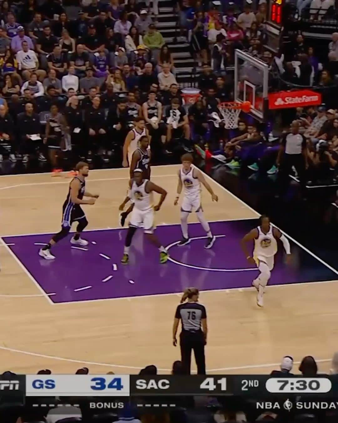 ゴールデンステート・ウォリアーズのインスタグラム：「Podz threads the needle and finds JK for the and 1!」