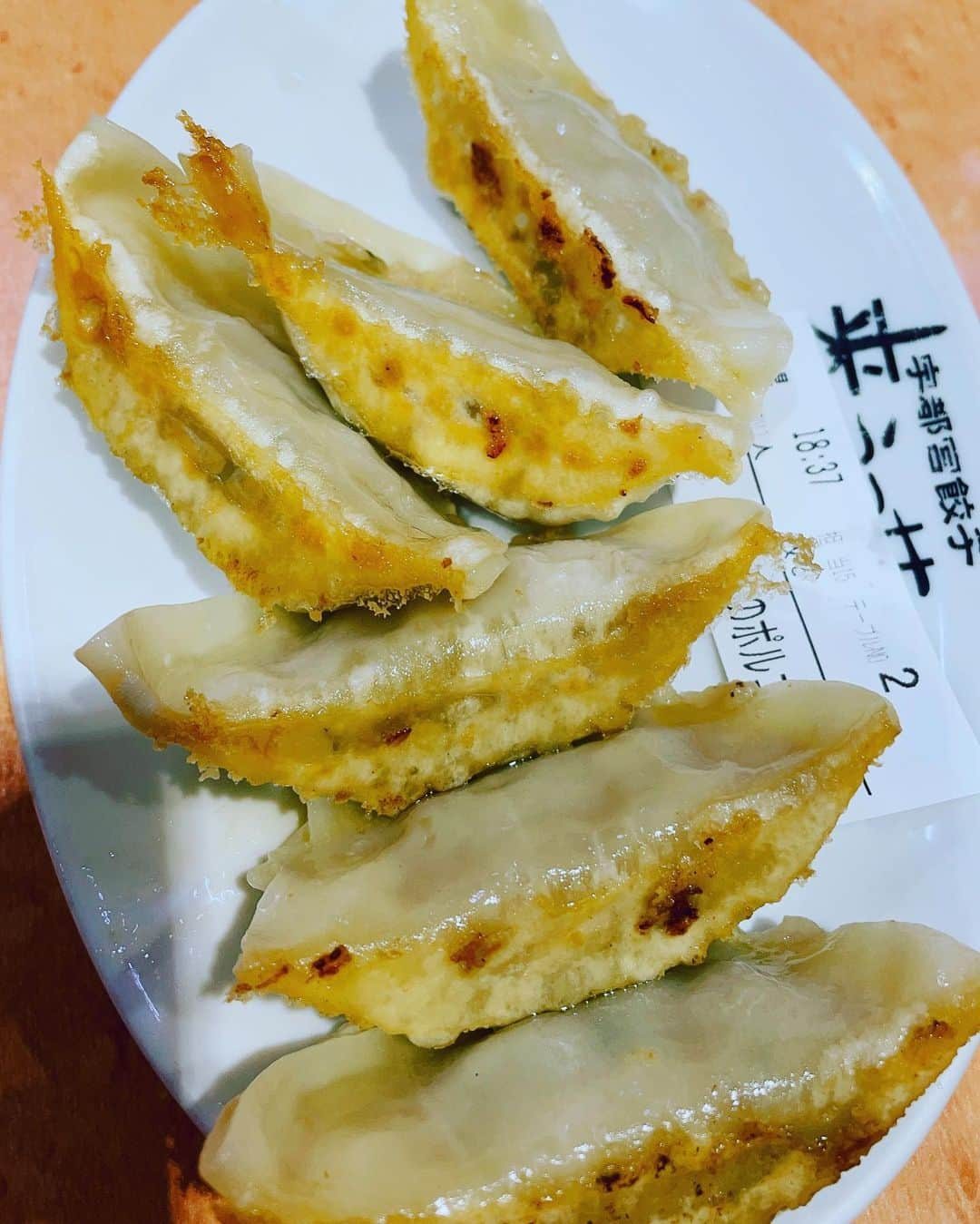 向清太朗さんのインスタグラム写真 - (向清太朗Instagram)「餃餃餃〜！ 宇都宮餃子来らっせから続いてはギョウザのポルコさんの焼き餃子！ お肉の種類を豚タン、豚カシラ、豚トロ3種類も使ってることで餡の深みが全然違う餃〜！  豚を感じるには最高の餃子だ餃〜！  #餃子 #焼き餃子 #ギョウザのポルコ #宇都宮来らっせ #餃子君 #豚を感じると言ってる俺が豚 #豚食う豚 #BKB #ヒィーア #天津向 #川島ねごと #餃餃餃」10月16日 12時47分 - tensinmukai