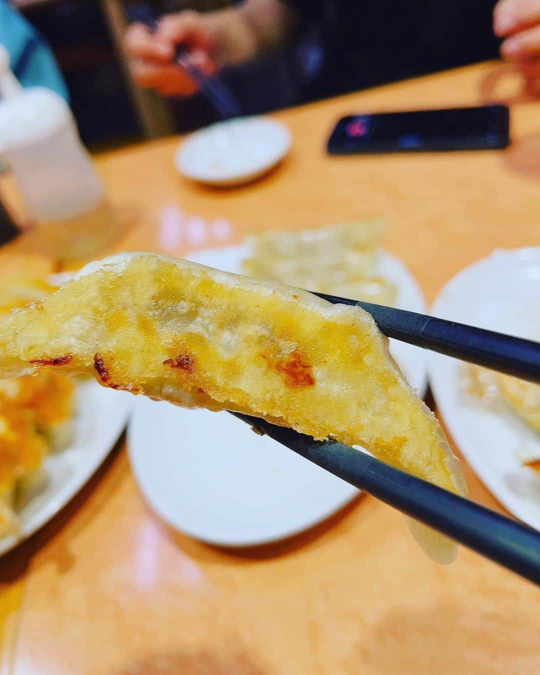 向清太朗さんのインスタグラム写真 - (向清太朗Instagram)「餃餃餃〜！ 宇都宮餃子来らっせから続いてはギョウザのポルコさんの焼き餃子！ お肉の種類を豚タン、豚カシラ、豚トロ3種類も使ってることで餡の深みが全然違う餃〜！  豚を感じるには最高の餃子だ餃〜！  #餃子 #焼き餃子 #ギョウザのポルコ #宇都宮来らっせ #餃子君 #豚を感じると言ってる俺が豚 #豚食う豚 #BKB #ヒィーア #天津向 #川島ねごと #餃餃餃」10月16日 12時47分 - tensinmukai