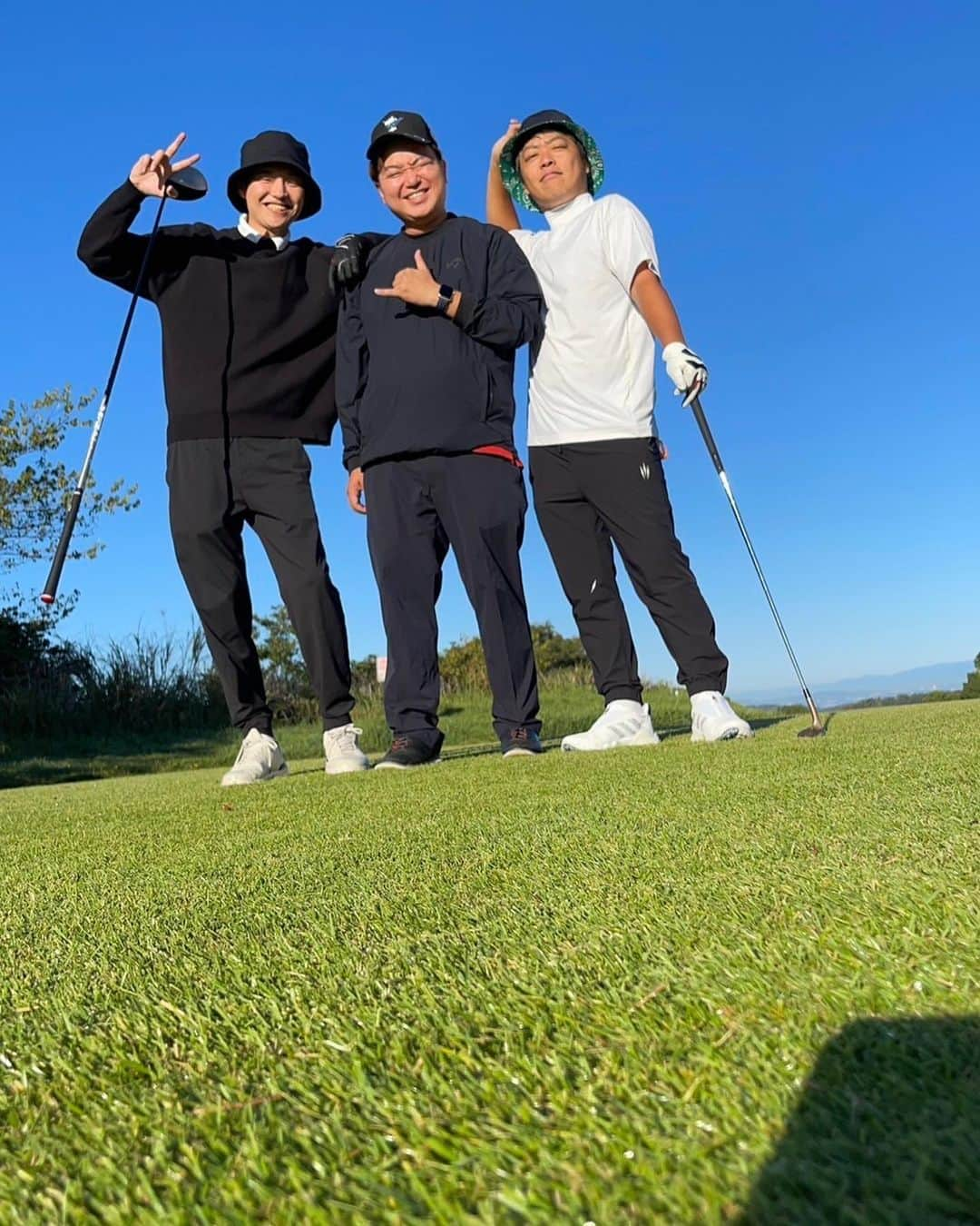 藤井達也のインスタグラム：「とくさん よっしー  とゴルフ⛳️  崖すごい高低差すごい もう辛かった💦  スコア112だったー！ #総丘カントリー倶楽部  #ゴルフ  #ゴルフ初心者」