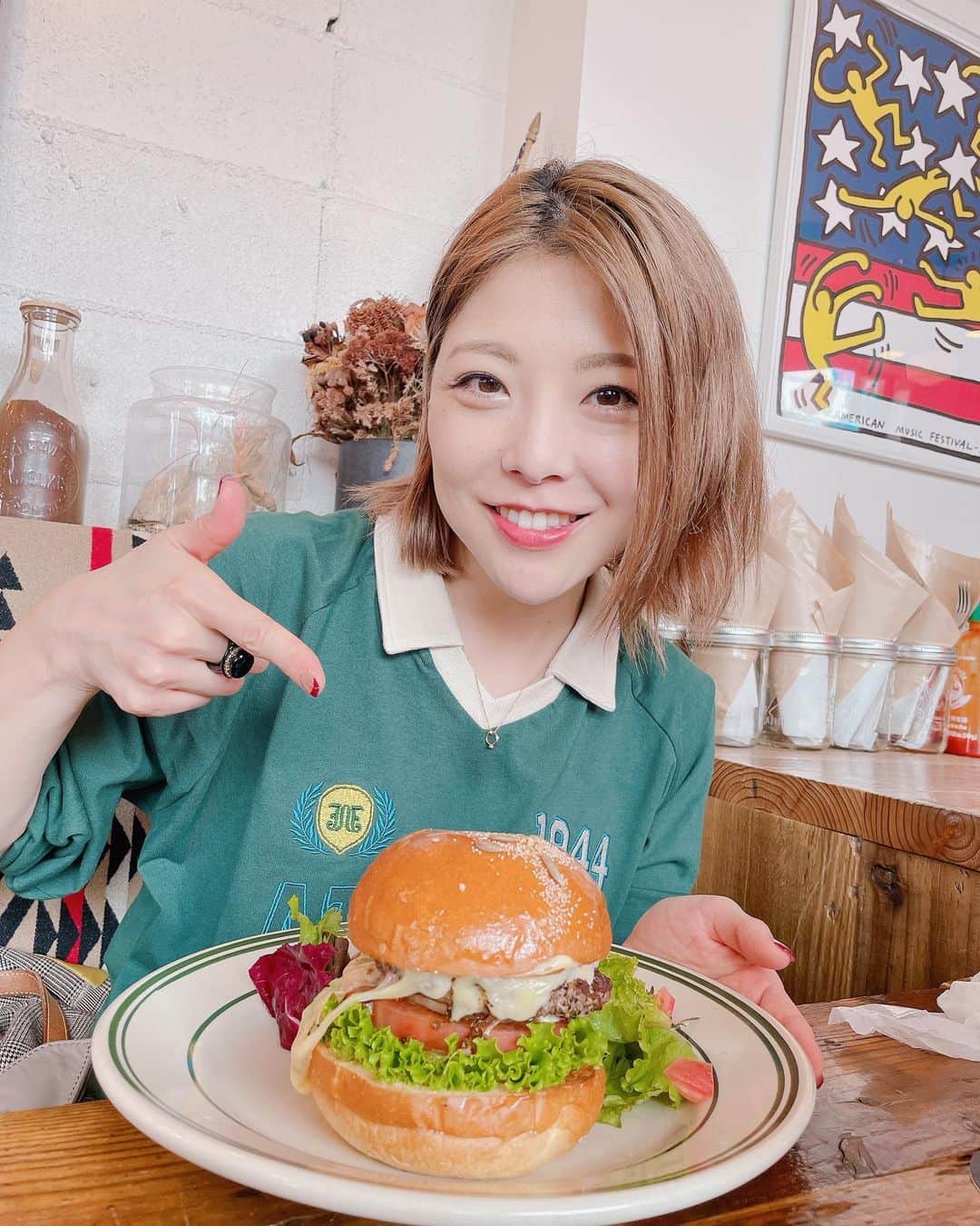 小川麻琴さんのインスタグラム写真 - (小川麻琴Instagram)「先日、友人と食べたランチ✨  ハンバーガーってさ、、  美味しいよね🤤❤️  #ランチ #ハンバーガー  #最高だった」10月16日 12時48分 - 1029_makoto