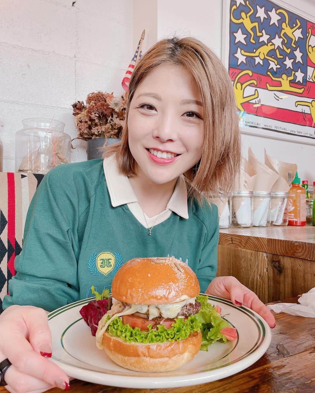 小川麻琴さんのインスタグラム写真 - (小川麻琴Instagram)「先日、友人と食べたランチ✨  ハンバーガーってさ、、  美味しいよね🤤❤️  #ランチ #ハンバーガー  #最高だった」10月16日 12時48分 - 1029_makoto