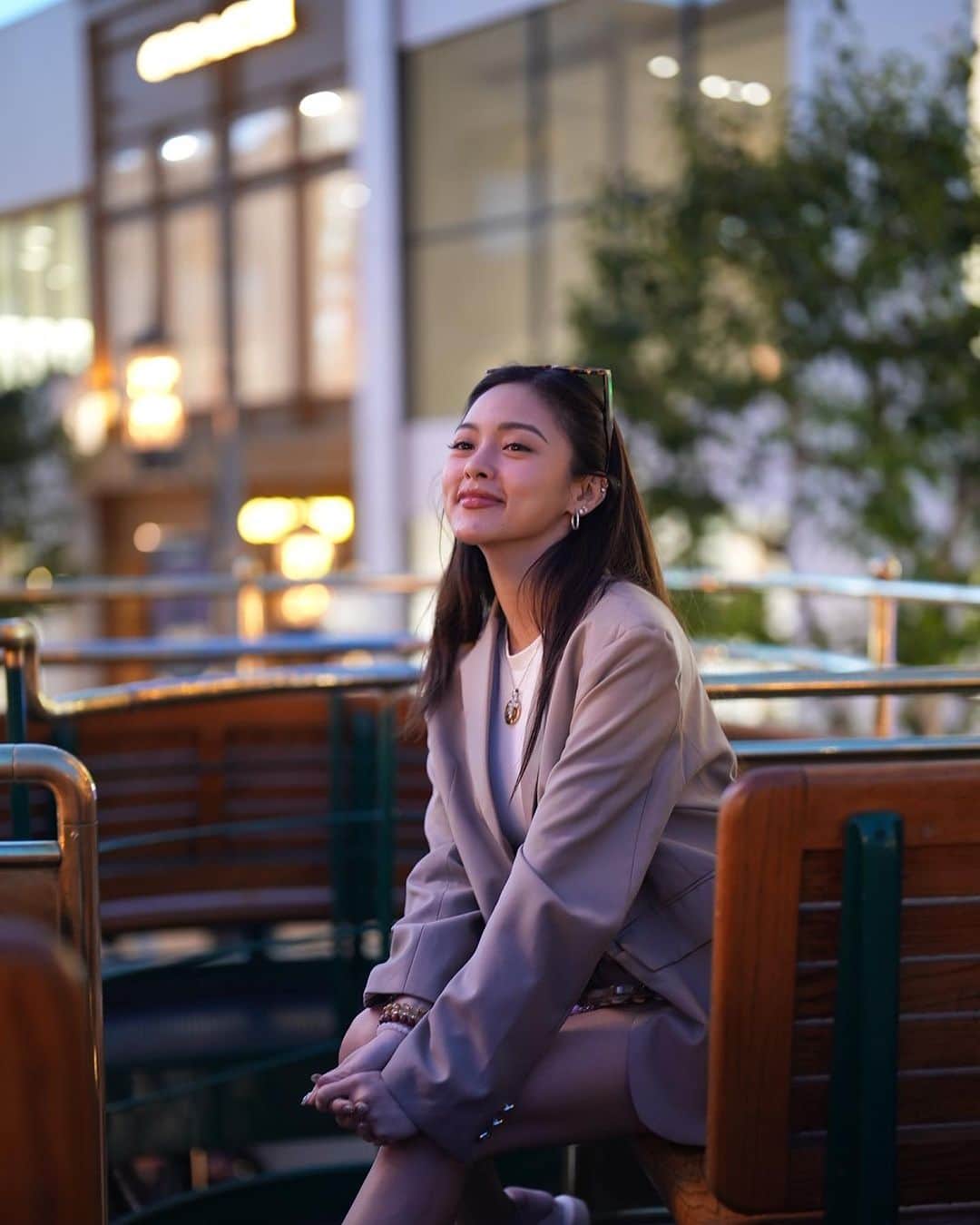 Kim Chiuのインスタグラム：「“𝑺𝒐𝒎𝒆𝒕𝒊𝒎𝒆𝒔 𝒘𝒆 𝒕𝒓𝒊𝒑𝒑𝒆𝒅 𝒐𝒏 𝒕𝒉𝒆 𝒖𝒓𝒈𝒆 𝒕𝒐 𝒇𝒆𝒆𝒍 𝒂𝒍𝒊𝒗𝒆."🌹✨  #CHIUrista #ootdksyc #ootd」