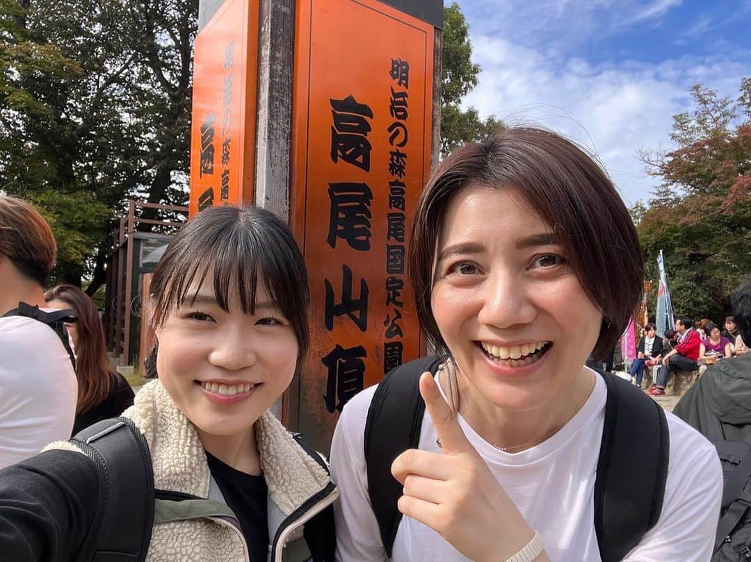 央雅光希さんのインスタグラム写真 - (央雅光希Instagram)「初！高尾山！ 登山と言ったら怒られるくらいの初心者向け舗装路を行きましたが、登山慣れしていない私的にはかなりの登山。ケーブルカー使わなかったので、登山口からケーブルカー終着までの道が…聞いてないよ〜ってくらい、しんどかったです😂 止まることも休むことも出来ない急勾配は、こんなにもしんどいのか‼︎と途中若干の恐怖。富士山は絶対に無理だな〜と思ったけど、喋りながら自然の中を歩くのが楽しかったなぁ。 そして翌日にきた筋肉痛に喜びを感じで、また登りたいかも…となってます。これが登山の魅力なのか‼︎ 人は多かったけど気候も最高で、気持ちよかったぁぁぁ。あ、中腹で頂いた金胡麻のお団子めちゃ美味しかったです🍡🤤 #高尾山#登山#秋#アウトドア#山登り#団子」10月16日 12時50分 - tatatata_ayk