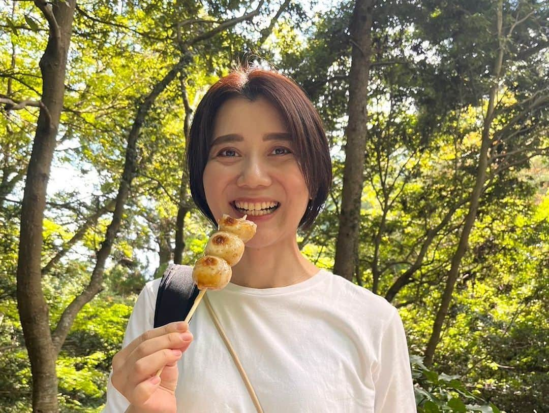 央雅光希さんのインスタグラム写真 - (央雅光希Instagram)「初！高尾山！ 登山と言ったら怒られるくらいの初心者向け舗装路を行きましたが、登山慣れしていない私的にはかなりの登山。ケーブルカー使わなかったので、登山口からケーブルカー終着までの道が…聞いてないよ〜ってくらい、しんどかったです😂 止まることも休むことも出来ない急勾配は、こんなにもしんどいのか‼︎と途中若干の恐怖。富士山は絶対に無理だな〜と思ったけど、喋りながら自然の中を歩くのが楽しかったなぁ。 そして翌日にきた筋肉痛に喜びを感じで、また登りたいかも…となってます。これが登山の魅力なのか‼︎ 人は多かったけど気候も最高で、気持ちよかったぁぁぁ。あ、中腹で頂いた金胡麻のお団子めちゃ美味しかったです🍡🤤 #高尾山#登山#秋#アウトドア#山登り#団子」10月16日 12時50分 - tatatata_ayk