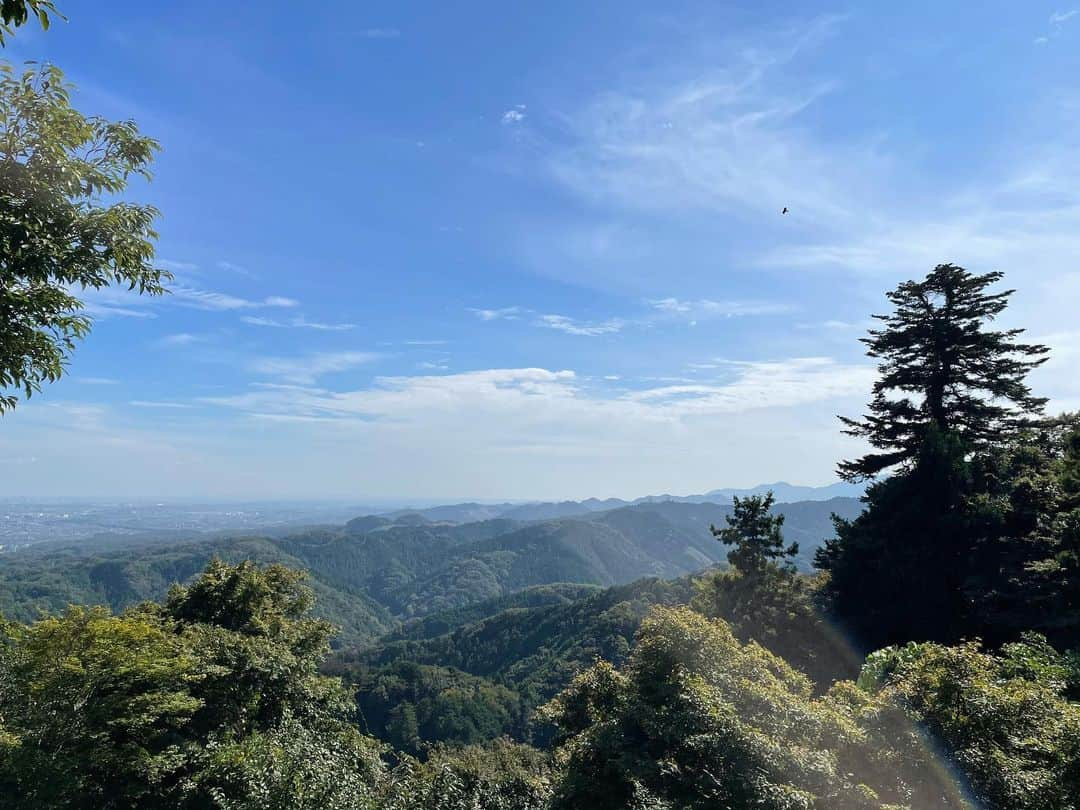 央雅光希のインスタグラム：「初！高尾山！ 登山と言ったら怒られるくらいの初心者向け舗装路を行きましたが、登山慣れしていない私的にはかなりの登山。ケーブルカー使わなかったので、登山口からケーブルカー終着までの道が…聞いてないよ〜ってくらい、しんどかったです😂 止まることも休むことも出来ない急勾配は、こんなにもしんどいのか‼︎と途中若干の恐怖。富士山は絶対に無理だな〜と思ったけど、喋りながら自然の中を歩くのが楽しかったなぁ。 そして翌日にきた筋肉痛に喜びを感じで、また登りたいかも…となってます。これが登山の魅力なのか‼︎ 人は多かったけど気候も最高で、気持ちよかったぁぁぁ。あ、中腹で頂いた金胡麻のお団子めちゃ美味しかったです🍡🤤 #高尾山#登山#秋#アウトドア#山登り#団子」