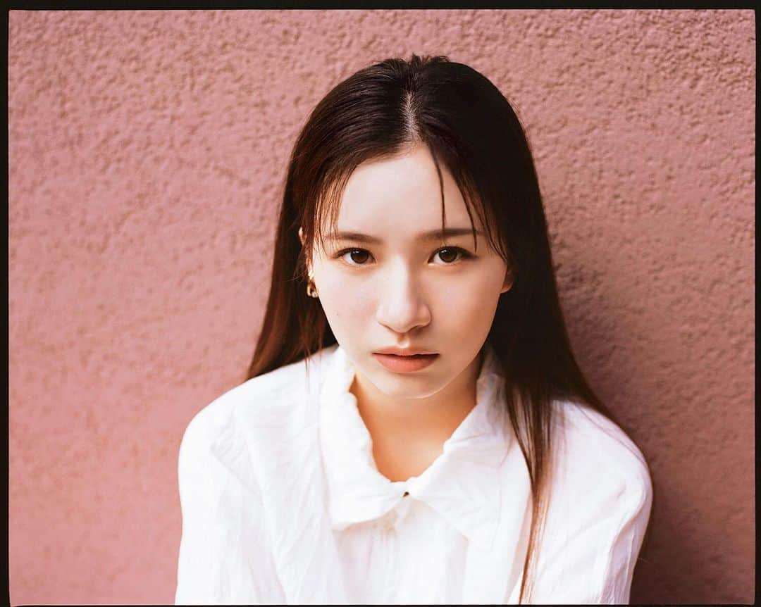 のインスタグラム：「配信中の『#夢で見たあの子のために』で、ドラマでのお芝居は初挑戦ながら刑事・多治見沙樹役を演じ、モデルとしても活躍中の #白宮みずほ さん。初々しい活力と凜とした姿が同居する魅力的な方でした💐10/19発売の #BARFOUT !  #バァフアウト ! 11月号にご登場です（多田）  撮影／表 萌々花 ヘア＆メイクアップ／吉田美幸  #drama #stage #mizuhoshiromiya #culturemagazine #magazine #photography」