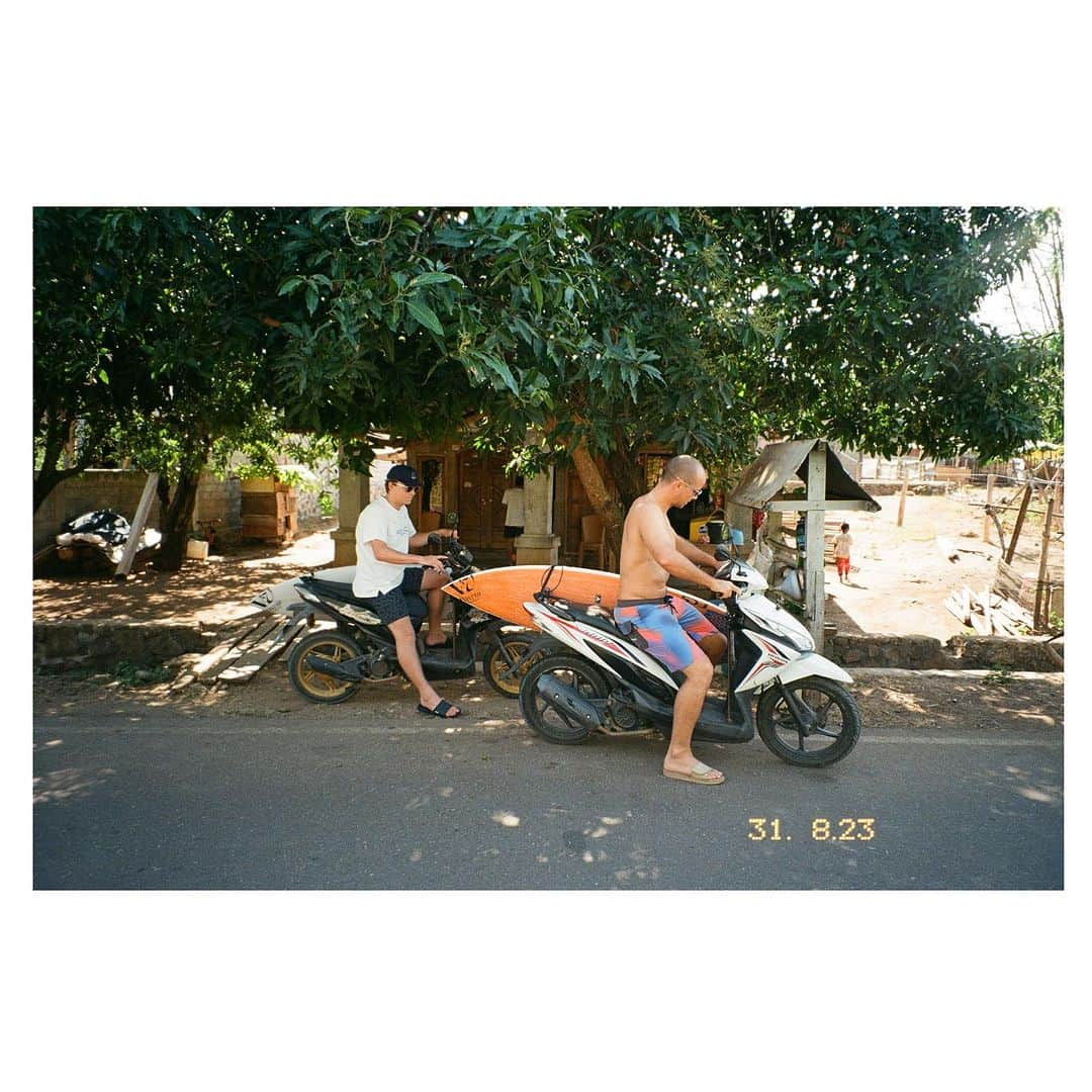 ジュリアン・ウィルソンさんのインスタグラム写真 - (ジュリアン・ウィルソンInstagram)「Some really cool film shot by @lawrence_photo from our recent trip to Indonesia with @oscarsalt — Lots of vivid colours and good memories here. Waves could have been better but we made the most of it. All of the @rivvia.projects product we’re wearing is part of our latest collection landing online this week. Cannot get enough of those “HeatMap” trunks. Maybe my fave we’ve designed to date. So rad.」10月16日 13時01分 - julian_wilson