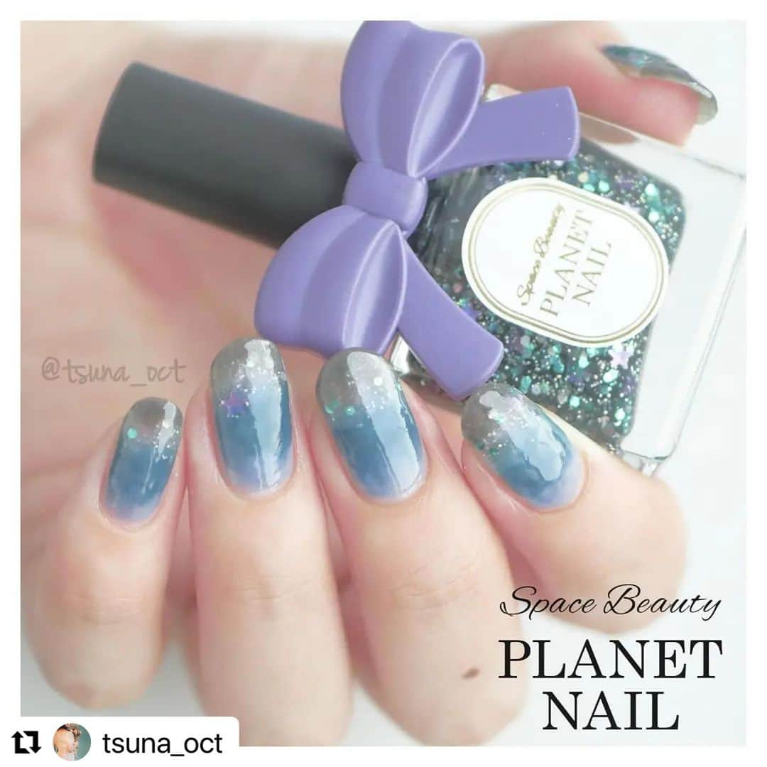 【PLANET NAIL（プラネット ネイル）】公式さんのインスタグラム写真 - (【PLANET NAIL（プラネット ネイル）】公式Instagram)「✰✰✰✰✰✰✰✰✰✰✰✰✰✰✰✰ PLANET Girl🪐 @tsuna_oct さま♡  PLB13 天空を操る飛行 を使ったグラデーションネイルデザインをご紹介します🎃✨✨ ╍ ╍ ╍ ╍ ╍ ╍ ╍ ╍ ╍ ╍ ╍ ╍ ╍ ╍ ╍ ╍ ╍  💅🏻💅🏻⁡ ⁡.⁡ ⁡⁡ ⁡ #秋のあおいろネイルまつり2023 💙⁡ ⁡よっかめー！🩵✨⁡ ⁡.⁡ ⁡⁡ ⁡今日は魔女の暗躍する夜空をイメージした #グラデーションネイル 🌌🧹⁡ ⁡.⁡⁡ ⁡⁡偶然なんですが、プラネットネイルのカラー名、今回のテーマにピッタリすぎませんか🥹🙌🏻⁡ ⁡シアーブラックベースにグリーンのホロやパープルの星が入ってるの斬新でめっちゃ可愛い🫶🏻🫶🏻⁡ ⁡.⁡ ⁡プラネットネイルでは、ハロウィンコンテストを開催中✨⁡ ⁡ #planetハロウィンコンテスト2023 ⁡ ⁡↑上記タグと公式より詳細チェックしてみてください🌟🌟⁡ ⁡景品がびっくりするほど豪華です！😂 ⁡.⁡ ⁡⁡ ⁡使用品は、⁡ ⁡・@planet.jp ⁡ ⁡ #プラネットネイル PLB13  #天空を操る飛行 .⁡ ⁡・@parado_nailbu ⁡ ⁡ #ネイルファンデーション  #ヌードピンク .⁡ ⁡ #パラドゥミニネイル ミッドナイトスカイ⁡ #ラブドワン 橡 ⁡・@sopo_cosmetics ⁡ ⁡ #sopo デニムブルー⁡ ⁡です🌌🌌⁡ ⁡.⁡ ⁡⁡ ⁡一目見た時から絶対好きなやつじゃん…って思って案の定ドツボだった、 #パラドゥミニネイル2023aw の #ミッドナイトスカイ 中心に、両サイドにもやもや〜っと広げてみました💭💭⁡ ⁡.⁡ ⁡新作発表会で学んだことの一つに、ぼかしにシアーピンク使うのめっちゃいい。ってのがありまして…🫣🫣 ネイルファンデでぼかすと、境目に白っぽさが混じってニュアンス感が増すんです😳✨✨⁡ ⁡騙されたと思ってぜひやって見て欲しい。⁡⁡ ⁡. ⁡⁡ ⁡ #tsuna_planetnail  #プラネットガール2023  #planetnail ⁡ ⁡.⁡ ⁡⁡ あおいろネイルまつりもまだまだ開催中！⁡ ⁡奮ってご参加ください〜🫣🩵💙⁡ ⁡.⁡ ⁡⁡ ⁡ #tsuna_bluenail  #tsuna_planetnail  #Selfnail  #polishnails  #ハロウィンネイル  #ハロウィンネイル2023  #ブルーネイル  #青ネイル  #シアーカラーネイル  #コンビニネイル  #コンビニコスメ  #パラドゥネイル部  #starrydream  #プチプラネイル  #ポリッシュネイル  #マニキュアネイル」10月16日 12時56分 - planet.jp