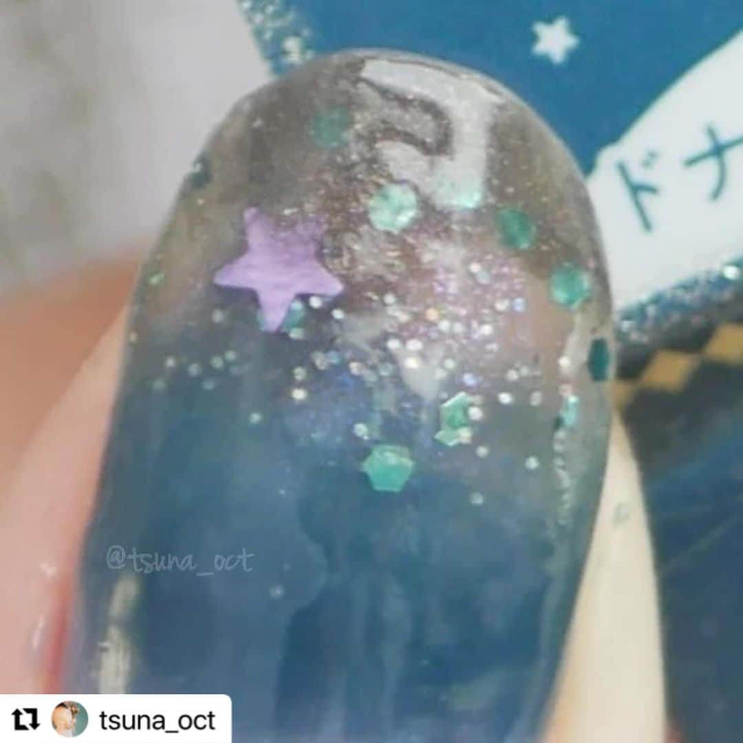 【PLANET NAIL（プラネット ネイル）】公式さんのインスタグラム写真 - (【PLANET NAIL（プラネット ネイル）】公式Instagram)「✰✰✰✰✰✰✰✰✰✰✰✰✰✰✰✰ PLANET Girl🪐 @tsuna_oct さま♡  PLB13 天空を操る飛行 を使ったグラデーションネイルデザインをご紹介します🎃✨✨ ╍ ╍ ╍ ╍ ╍ ╍ ╍ ╍ ╍ ╍ ╍ ╍ ╍ ╍ ╍ ╍ ╍  💅🏻💅🏻⁡ ⁡.⁡ ⁡⁡ ⁡ #秋のあおいろネイルまつり2023 💙⁡ ⁡よっかめー！🩵✨⁡ ⁡.⁡ ⁡⁡ ⁡今日は魔女の暗躍する夜空をイメージした #グラデーションネイル 🌌🧹⁡ ⁡.⁡⁡ ⁡⁡偶然なんですが、プラネットネイルのカラー名、今回のテーマにピッタリすぎませんか🥹🙌🏻⁡ ⁡シアーブラックベースにグリーンのホロやパープルの星が入ってるの斬新でめっちゃ可愛い🫶🏻🫶🏻⁡ ⁡.⁡ ⁡プラネットネイルでは、ハロウィンコンテストを開催中✨⁡ ⁡ #planetハロウィンコンテスト2023 ⁡ ⁡↑上記タグと公式より詳細チェックしてみてください🌟🌟⁡ ⁡景品がびっくりするほど豪華です！😂 ⁡.⁡ ⁡⁡ ⁡使用品は、⁡ ⁡・@planet.jp ⁡ ⁡ #プラネットネイル PLB13  #天空を操る飛行 .⁡ ⁡・@parado_nailbu ⁡ ⁡ #ネイルファンデーション  #ヌードピンク .⁡ ⁡ #パラドゥミニネイル ミッドナイトスカイ⁡ #ラブドワン 橡 ⁡・@sopo_cosmetics ⁡ ⁡ #sopo デニムブルー⁡ ⁡です🌌🌌⁡ ⁡.⁡ ⁡⁡ ⁡一目見た時から絶対好きなやつじゃん…って思って案の定ドツボだった、 #パラドゥミニネイル2023aw の #ミッドナイトスカイ 中心に、両サイドにもやもや〜っと広げてみました💭💭⁡ ⁡.⁡ ⁡新作発表会で学んだことの一つに、ぼかしにシアーピンク使うのめっちゃいい。ってのがありまして…🫣🫣 ネイルファンデでぼかすと、境目に白っぽさが混じってニュアンス感が増すんです😳✨✨⁡ ⁡騙されたと思ってぜひやって見て欲しい。⁡⁡ ⁡. ⁡⁡ ⁡ #tsuna_planetnail  #プラネットガール2023  #planetnail ⁡ ⁡.⁡ ⁡⁡ あおいろネイルまつりもまだまだ開催中！⁡ ⁡奮ってご参加ください〜🫣🩵💙⁡ ⁡.⁡ ⁡⁡ ⁡ #tsuna_bluenail  #tsuna_planetnail  #Selfnail  #polishnails  #ハロウィンネイル  #ハロウィンネイル2023  #ブルーネイル  #青ネイル  #シアーカラーネイル  #コンビニネイル  #コンビニコスメ  #パラドゥネイル部  #starrydream  #プチプラネイル  #ポリッシュネイル  #マニキュアネイル」10月16日 12時56分 - planet.jp