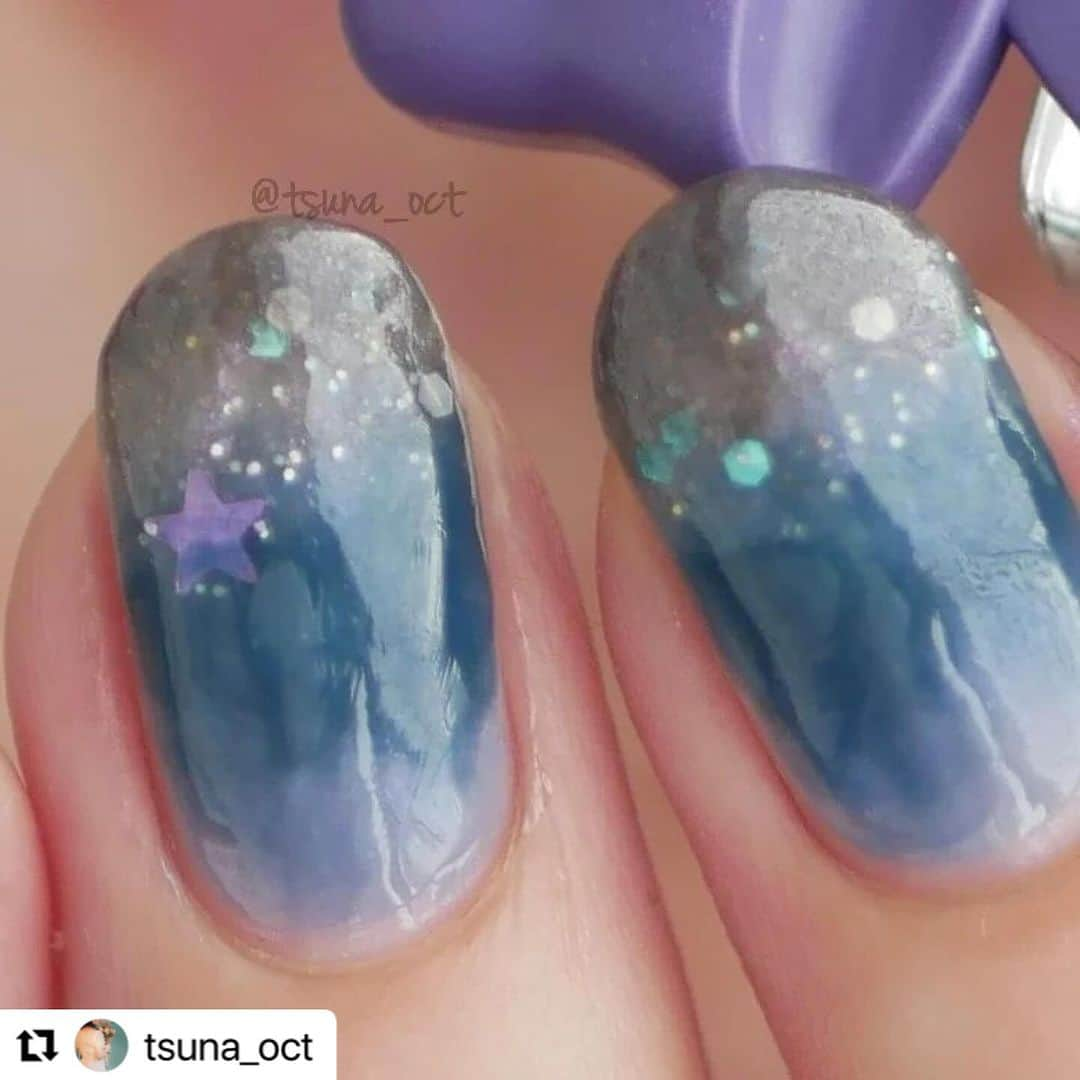 【PLANET NAIL（プラネット ネイル）】公式さんのインスタグラム写真 - (【PLANET NAIL（プラネット ネイル）】公式Instagram)「✰✰✰✰✰✰✰✰✰✰✰✰✰✰✰✰ PLANET Girl🪐 @tsuna_oct さま♡  PLB13 天空を操る飛行 を使ったグラデーションネイルデザインをご紹介します🎃✨✨ ╍ ╍ ╍ ╍ ╍ ╍ ╍ ╍ ╍ ╍ ╍ ╍ ╍ ╍ ╍ ╍ ╍  💅🏻💅🏻⁡ ⁡.⁡ ⁡⁡ ⁡ #秋のあおいろネイルまつり2023 💙⁡ ⁡よっかめー！🩵✨⁡ ⁡.⁡ ⁡⁡ ⁡今日は魔女の暗躍する夜空をイメージした #グラデーションネイル 🌌🧹⁡ ⁡.⁡⁡ ⁡⁡偶然なんですが、プラネットネイルのカラー名、今回のテーマにピッタリすぎませんか🥹🙌🏻⁡ ⁡シアーブラックベースにグリーンのホロやパープルの星が入ってるの斬新でめっちゃ可愛い🫶🏻🫶🏻⁡ ⁡.⁡ ⁡プラネットネイルでは、ハロウィンコンテストを開催中✨⁡ ⁡ #planetハロウィンコンテスト2023 ⁡ ⁡↑上記タグと公式より詳細チェックしてみてください🌟🌟⁡ ⁡景品がびっくりするほど豪華です！😂 ⁡.⁡ ⁡⁡ ⁡使用品は、⁡ ⁡・@planet.jp ⁡ ⁡ #プラネットネイル PLB13  #天空を操る飛行 .⁡ ⁡・@parado_nailbu ⁡ ⁡ #ネイルファンデーション  #ヌードピンク .⁡ ⁡ #パラドゥミニネイル ミッドナイトスカイ⁡ #ラブドワン 橡 ⁡・@sopo_cosmetics ⁡ ⁡ #sopo デニムブルー⁡ ⁡です🌌🌌⁡ ⁡.⁡ ⁡⁡ ⁡一目見た時から絶対好きなやつじゃん…って思って案の定ドツボだった、 #パラドゥミニネイル2023aw の #ミッドナイトスカイ 中心に、両サイドにもやもや〜っと広げてみました💭💭⁡ ⁡.⁡ ⁡新作発表会で学んだことの一つに、ぼかしにシアーピンク使うのめっちゃいい。ってのがありまして…🫣🫣 ネイルファンデでぼかすと、境目に白っぽさが混じってニュアンス感が増すんです😳✨✨⁡ ⁡騙されたと思ってぜひやって見て欲しい。⁡⁡ ⁡. ⁡⁡ ⁡ #tsuna_planetnail  #プラネットガール2023  #planetnail ⁡ ⁡.⁡ ⁡⁡ あおいろネイルまつりもまだまだ開催中！⁡ ⁡奮ってご参加ください〜🫣🩵💙⁡ ⁡.⁡ ⁡⁡ ⁡ #tsuna_bluenail  #tsuna_planetnail  #Selfnail  #polishnails  #ハロウィンネイル  #ハロウィンネイル2023  #ブルーネイル  #青ネイル  #シアーカラーネイル  #コンビニネイル  #コンビニコスメ  #パラドゥネイル部  #starrydream  #プチプラネイル  #ポリッシュネイル  #マニキュアネイル」10月16日 12時56分 - planet.jp