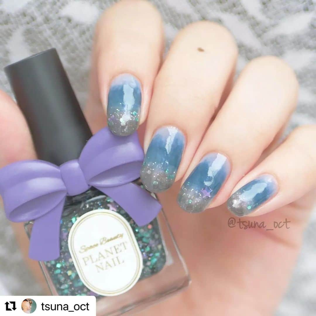 【PLANET NAIL（プラネット ネイル）】公式さんのインスタグラム写真 - (【PLANET NAIL（プラネット ネイル）】公式Instagram)「✰✰✰✰✰✰✰✰✰✰✰✰✰✰✰✰ PLANET Girl🪐 @tsuna_oct さま♡  PLB13 天空を操る飛行 を使ったグラデーションネイルデザインをご紹介します🎃✨✨ ╍ ╍ ╍ ╍ ╍ ╍ ╍ ╍ ╍ ╍ ╍ ╍ ╍ ╍ ╍ ╍ ╍  💅🏻💅🏻⁡ ⁡.⁡ ⁡⁡ ⁡ #秋のあおいろネイルまつり2023 💙⁡ ⁡よっかめー！🩵✨⁡ ⁡.⁡ ⁡⁡ ⁡今日は魔女の暗躍する夜空をイメージした #グラデーションネイル 🌌🧹⁡ ⁡.⁡⁡ ⁡⁡偶然なんですが、プラネットネイルのカラー名、今回のテーマにピッタリすぎませんか🥹🙌🏻⁡ ⁡シアーブラックベースにグリーンのホロやパープルの星が入ってるの斬新でめっちゃ可愛い🫶🏻🫶🏻⁡ ⁡.⁡ ⁡プラネットネイルでは、ハロウィンコンテストを開催中✨⁡ ⁡ #planetハロウィンコンテスト2023 ⁡ ⁡↑上記タグと公式より詳細チェックしてみてください🌟🌟⁡ ⁡景品がびっくりするほど豪華です！😂 ⁡.⁡ ⁡⁡ ⁡使用品は、⁡ ⁡・@planet.jp ⁡ ⁡ #プラネットネイル PLB13  #天空を操る飛行 .⁡ ⁡・@parado_nailbu ⁡ ⁡ #ネイルファンデーション  #ヌードピンク .⁡ ⁡ #パラドゥミニネイル ミッドナイトスカイ⁡ #ラブドワン 橡 ⁡・@sopo_cosmetics ⁡ ⁡ #sopo デニムブルー⁡ ⁡です🌌🌌⁡ ⁡.⁡ ⁡⁡ ⁡一目見た時から絶対好きなやつじゃん…って思って案の定ドツボだった、 #パラドゥミニネイル2023aw の #ミッドナイトスカイ 中心に、両サイドにもやもや〜っと広げてみました💭💭⁡ ⁡.⁡ ⁡新作発表会で学んだことの一つに、ぼかしにシアーピンク使うのめっちゃいい。ってのがありまして…🫣🫣 ネイルファンデでぼかすと、境目に白っぽさが混じってニュアンス感が増すんです😳✨✨⁡ ⁡騙されたと思ってぜひやって見て欲しい。⁡⁡ ⁡. ⁡⁡ ⁡ #tsuna_planetnail  #プラネットガール2023  #planetnail ⁡ ⁡.⁡ ⁡⁡ あおいろネイルまつりもまだまだ開催中！⁡ ⁡奮ってご参加ください〜🫣🩵💙⁡ ⁡.⁡ ⁡⁡ ⁡ #tsuna_bluenail  #tsuna_planetnail  #Selfnail  #polishnails  #ハロウィンネイル  #ハロウィンネイル2023  #ブルーネイル  #青ネイル  #シアーカラーネイル  #コンビニネイル  #コンビニコスメ  #パラドゥネイル部  #starrydream  #プチプラネイル  #ポリッシュネイル  #マニキュアネイル」10月16日 12時56分 - planet.jp