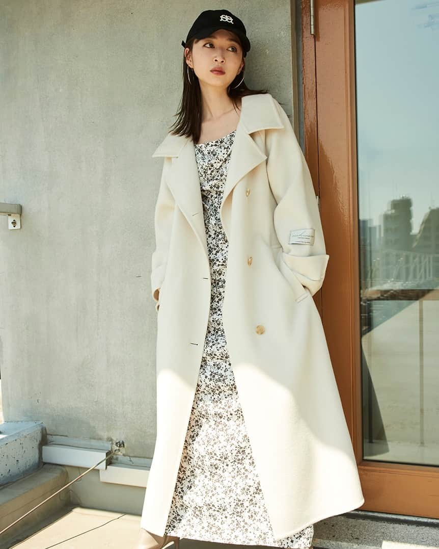 snidelのインスタグラム：「LADY MOOD 本週上架！ 採用奢華羊絨混紡材質製成，衣領的2-way設計，可隨意搭配不同穿搭風格。   羊絨長外套SWFC234001 Color: GBEG BRW DBLU Size: 0, 1  ━━━━━━━━━━━━━━ \網店、門市同步/ ✨Autumn Festival 秋季新品2件85折 (優惠至18 Oct )  Link in Bio ✨  #SNIDELHK #Autumn #OL #coat」