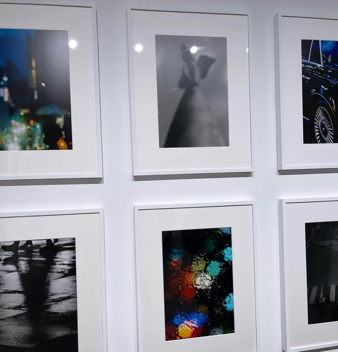 松田岳二のインスタグラム：「RISE ABOVE GALLERYで開催中のKOKI SATOさんの展示"逆光" 凄く良かった。 話してみるとはなよの同級生との事。なんだか縁を感じました。  HENRY'S PIZZAの上下にひとつづつ展示スペースがあるなんて、本当に素敵な良い建物だなぁ。  @rise_above_gallery  @henrys_pizza_osaka  @verdy  @kokisa10  @hana4_official_」