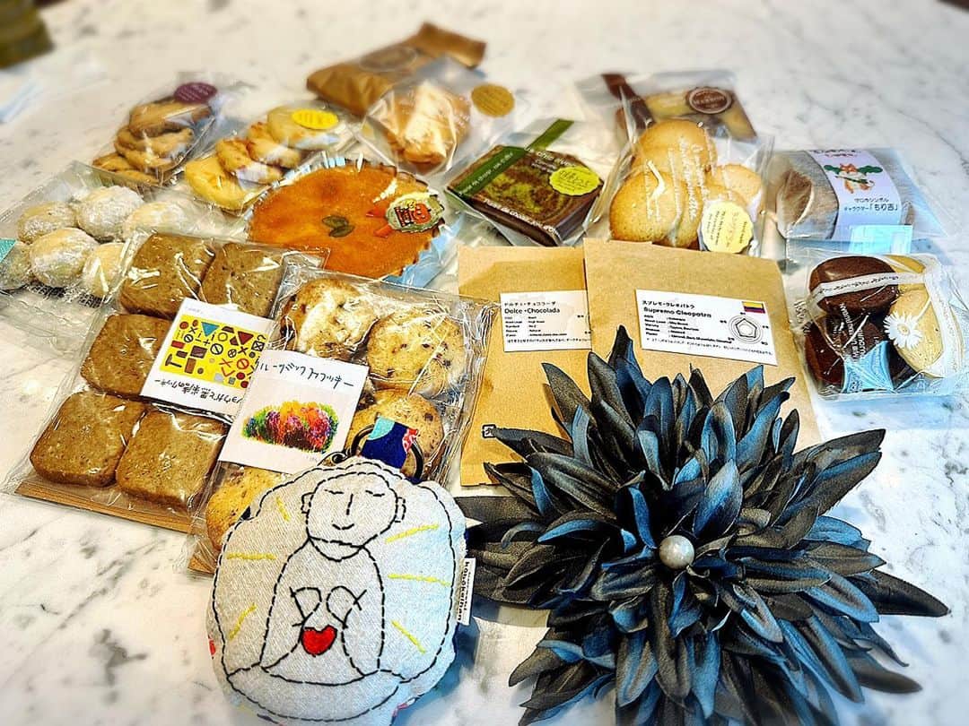 木山裕策さんのインスタグラム写真 - (木山裕策Instagram)「今日はヒルトン大阪にて講演会🎙️  入口にてクッキーなどの手作り品が沢山販売されていました。就労支援のための作業所で心を込めて作られたものばかりなので、僕も色々と購入させていただきました（お菓子だけではなくキーホルダーやコサージュもね😉）。  それでは、行ってまいりますー🫡」10月16日 13時04分 - kiyamayusaku