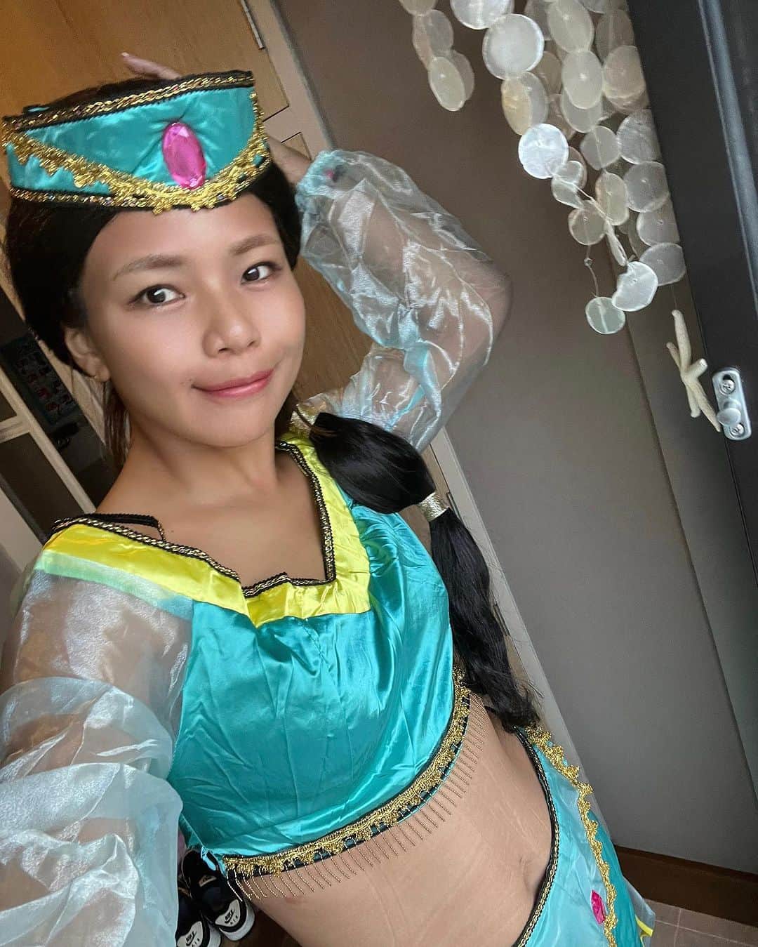 クロのインスタグラム：「みんなのハロウィンどんな感じ🎃👻 （なんかインスタバグってて再掲でしゅ）  子どもじゃなくて、自分かーーーっい！！ 37歳でも楽しめる時代でしょうかね。 まだ32くらいの気持ちだった…  昨日キャンプ場のサウナでお隣のカップルが23歳で、大学から付き合ってて、社会人1年目で…なんて贅沢な遊びしてんのかよ！とおもた←（なんの話）  贅沢だ！すごいねーーって伝えたら、実は彼氏の誕生日で、厳密には明日だから彼氏22歳なんですーいうて…すごい、すごすぎる。楽しそうだねえ！ 良い誕生日になったねえ🥰🥰🥰 これからの彼らに幸あれって気持ちになった…   一時期私の周りも大人はハロウィンなんもしなくなったけれど、ちょっぴり復活した感あるのですかね？！　笑  #ハロウィン #コスチューム #若者の贅沢」