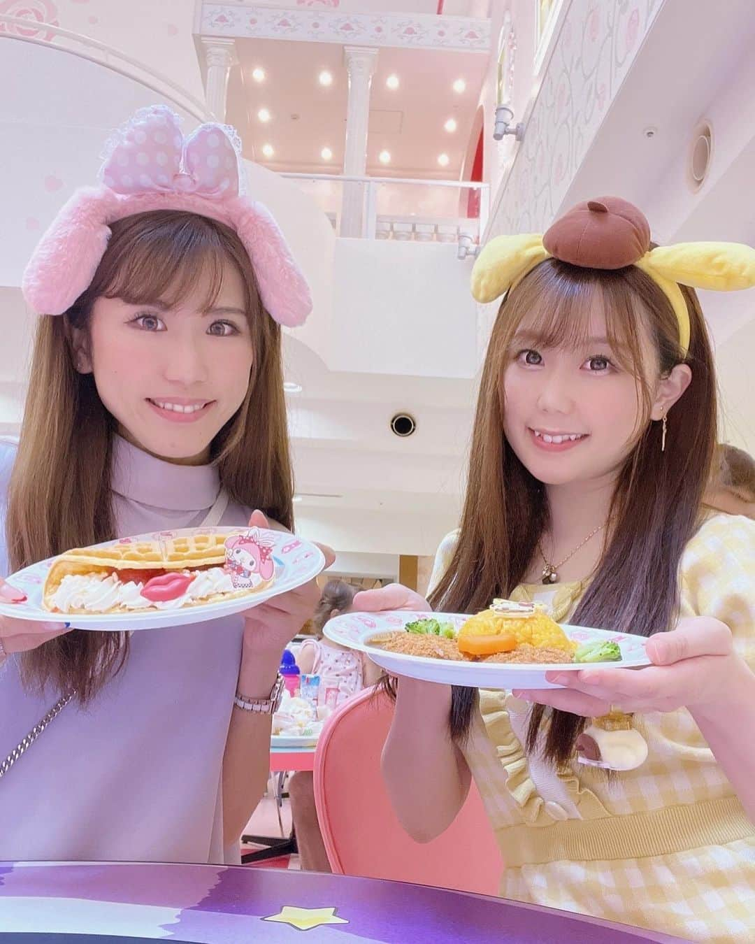 鈴乃八雲さんのインスタグラム写真 - (鈴乃八雲Instagram)「昨年ぽっちゃんとピューロ楽しかった🥰 2人とも#推し と #グリーティング　できた日😍💕 ピューロ行きたいなぁ🥺💓  #マイメロ  #ピューロランド #ピューロ　#puroland #puro  #ポムポムプリン #pompompurin #プリン　#purin #mymelody  #kawaii #cawaii #cute #pretty #可愛い　#かわいい　#可愛 #可愛い物が好き #マイメロディ  #sanrio #sanriocharacters #sanriojapan #sanriolover #サンリオ #サンリオ好きな人と繋がりたい #サンリオキャラクターズ #サンリオ好き #サンリオキャラクターズ」10月16日 13時05分 - yakumo_suzuno