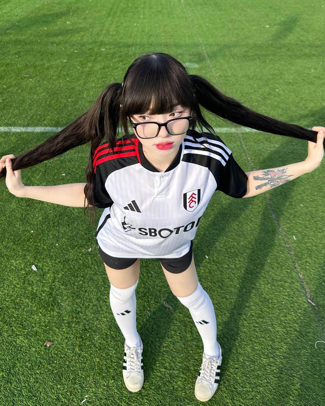 ヤンニーン・ワイゲルのインスタグラム：「ไม่มีลูกบอลให้เตะ ขอเตะเธอแทนได้เป่า55555 👉🏻👈🏻 ⚽️  เมื่อพูดถึงสโมสรฟุตบอล @fulhamfc หลายคนคงเคยได้ยินผ่านหูกันมาบ้างแม้จะไม่ใช่ทีมที่รวยที่สุด หรือทีมที่มีนักเตะระดับสตาร์มากมายแต่ก็เป็นสโมสรที่มีประวัติศาสตร์ยาวนานกว่า 144 ปี ⭐️  ปัจจุบันของสโมสรฟุตบอลฟูแล่ม เล่นอยู่ในลีกสูงสุดของอังกฤษอย่างพรีเมียร์ลีก ⭐️  พชพ. เลยอยากชวนเพื่อนๆแฟนบอลชาวไทยทุกคนมาเอาใจช่วยและร่วมเชียร์ทีม @fulhamfc ฉายาทีม “เจ้าสัวน้อย” ไปพร้อมๆกันกับพชพ.ในฤดูกาล 2023-2024 🥰  #fulhamfc #epl #premierleague #football #footballnews #sbotop #footballjersey #womenjersey #sports #england」