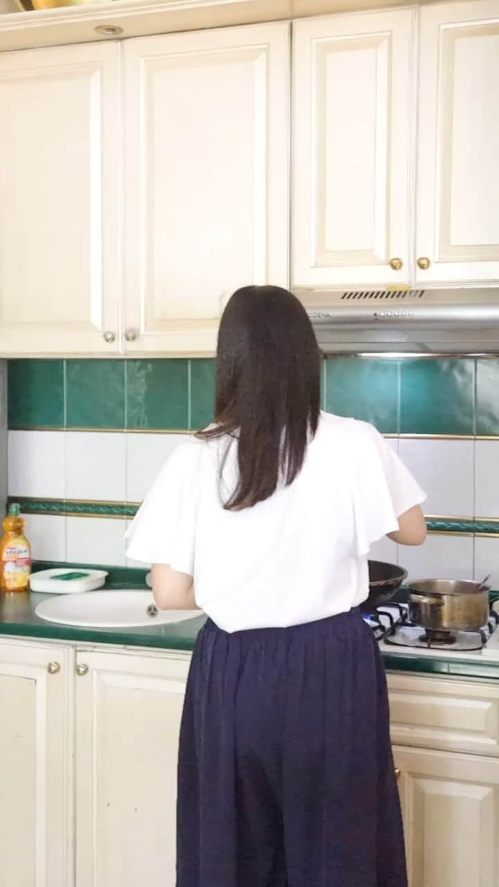 のインスタグラム：「Semenjak jadi ibu, masak jadi salah satu pekerjaan yang menyenangkan, tapi ampunnn deh kalau udah cuci piring 🫠   Untung aku pake sabun cuci piringnya dari @bagus.idn jadi ga perlu effort langsung sat set kinclong semua, buibu… beneran deh BAGUS ini membantu sekali! Buat kita beresin rumah jadi lebih mudah  #PALUBADA #MauBagusIngatBagus」