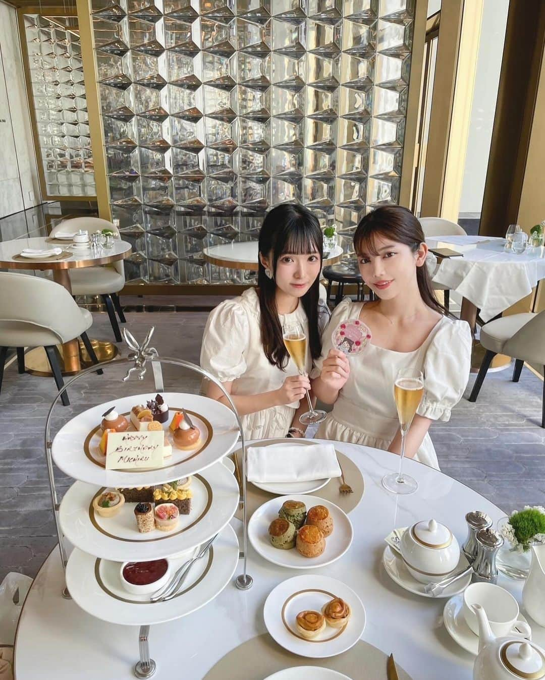 MICさんのインスタグラム写真 - (MICInstagram)「🍽️ @themurrayhk   今年もキアナちゃんがお祝いしてくれた(꒦ິ⌑꒦ີ) 香港でキアナちゃんと出会えてよかったなといつもしみじみしている｡ﾟ(ﾟ´Д｀ﾟ)ﾟ｡  #themurrayhk#TheMurray#afternoonteahk #afternoontea #hkfoodie #hkcafe #hkcake  #hkkol #hkinfluencer  #hkjapanese #hkig  #ザマレー香港 #中環 #中環美食  #中環cafe  #かわいいカフェ  #アフタヌーンティー #アフタヌーンティー巡り #香港カフェ #香港アフタヌーンティー #香港ランチ  #カフェ巡り #🇭🇰 #海外生活  #香港観光 #香港生活」10月16日 13時07分 - micmofmof