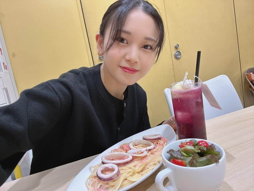 平井美葉のインスタグラム：「🐋✨  HELLO! PROJECT×TOWER RECORDS CAFE 「HELLO! PROJECT 25th Anniversary Cafe」  BEYOOOOONDSのメニュー、食べてくれたかな？？😋 「明太奉行におまかせあ〜れ！」と「やさしいせかい（ソーダ）」  ぜひ感想聞かせてね！ 他にも何食べたか教えて〜♫  #beyooooonds #helloproject #ハロプロ #アイドル #タワレコカフェ」