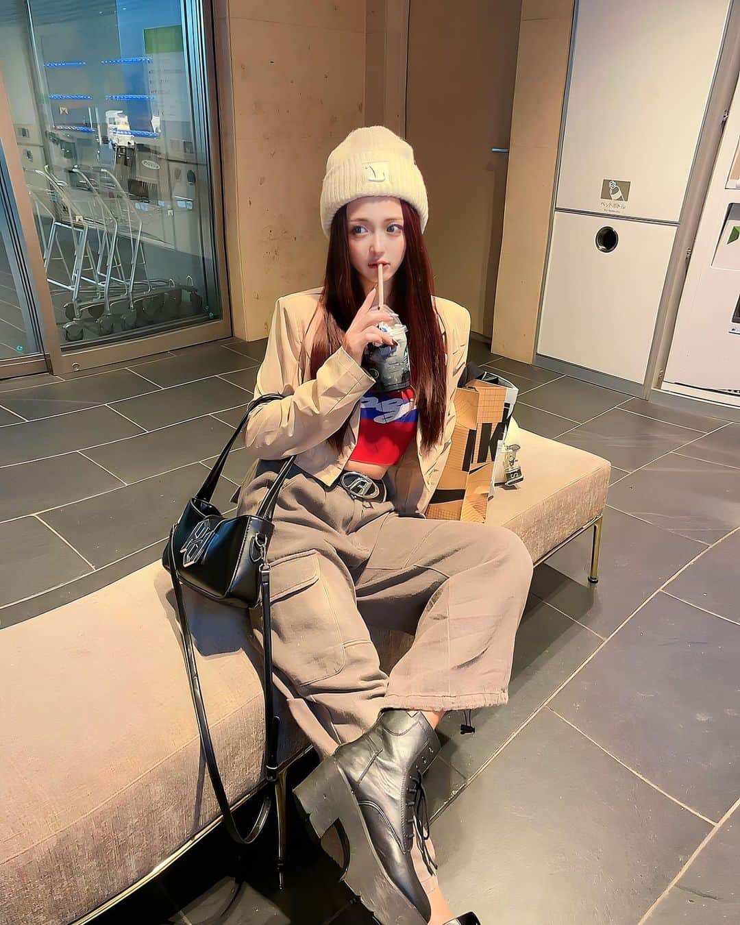 やなぎみさきのインスタグラム：「ぷらぷら〜🚶‍♀️🛍️👣⸒⸒  スタバの限定がすっごい美味しかった🥹🤍🤎 いつもはアフォガードフラペチーノ一択👶🏻」