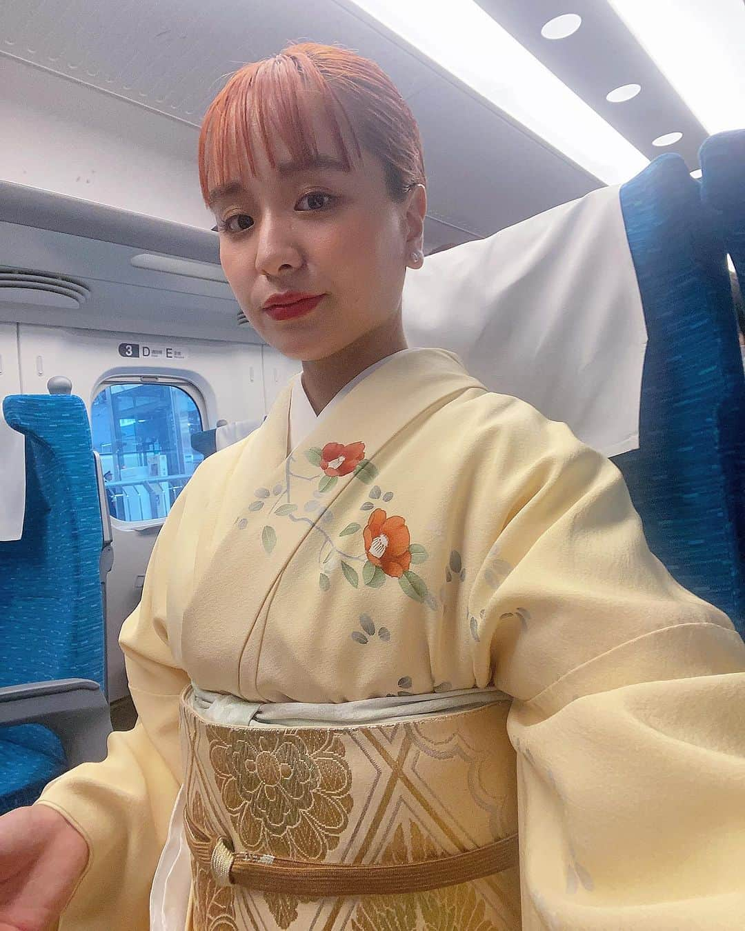 ももさんのインスタグラム写真 - (ももInstagram)「I’m home! Got back to JAPAN🇯🇵  日本に帰ってきました！！ただいま！  「中村勘九郎 中村七之助 錦秋特別公演2023」 ラジオおわりで静岡へ観に行ってきました🚄  せっかく観に行くんだからと、たまご色🥚のお着物に鶴柄の帯を締めてもらって、全力鶴さまレッツゴー！なコーディネートで、 生まれて初めて歌舞伎観劇！(日本舞踊か👘)  皆様と、そして鶴さま、 本当にお美しかった、、、🥹 感動！  あといいお着物を着付けてもらって喜び💕💕🤝 これを機にお着物沢山着たいなと思いました。 着付けも当日予約入れて、当日飛び込みで美容院へ行ってヘアセットもやってもらって、当日券で観劇🏃‍♀️ 何もかもどうなるか分からなかったから事前に準備できなかったんだけどそれもプラスで何もかも最高だった🥰  さっきまでヨーロッパにいたのに帰ってきて早々、ジャパニーズぽい1日が過ごせて嬉しい🍙  日本に帰ってきてよかった〜🤣  I had a day like a totally “Japanese”❤️ I was in Europe until last night but lol  I went to Shizuoka after my radio show to see “kabuki”! This was my first time to see Kabuki😳 And traditional Japanese dance as well. It was amazing and inspiring so much!! I love that characteristic music and their expressions and movements were really beautiful. When you come to Japan, you should absolutely try to go see them!!」10月16日 13時12分 - charanpo_momo