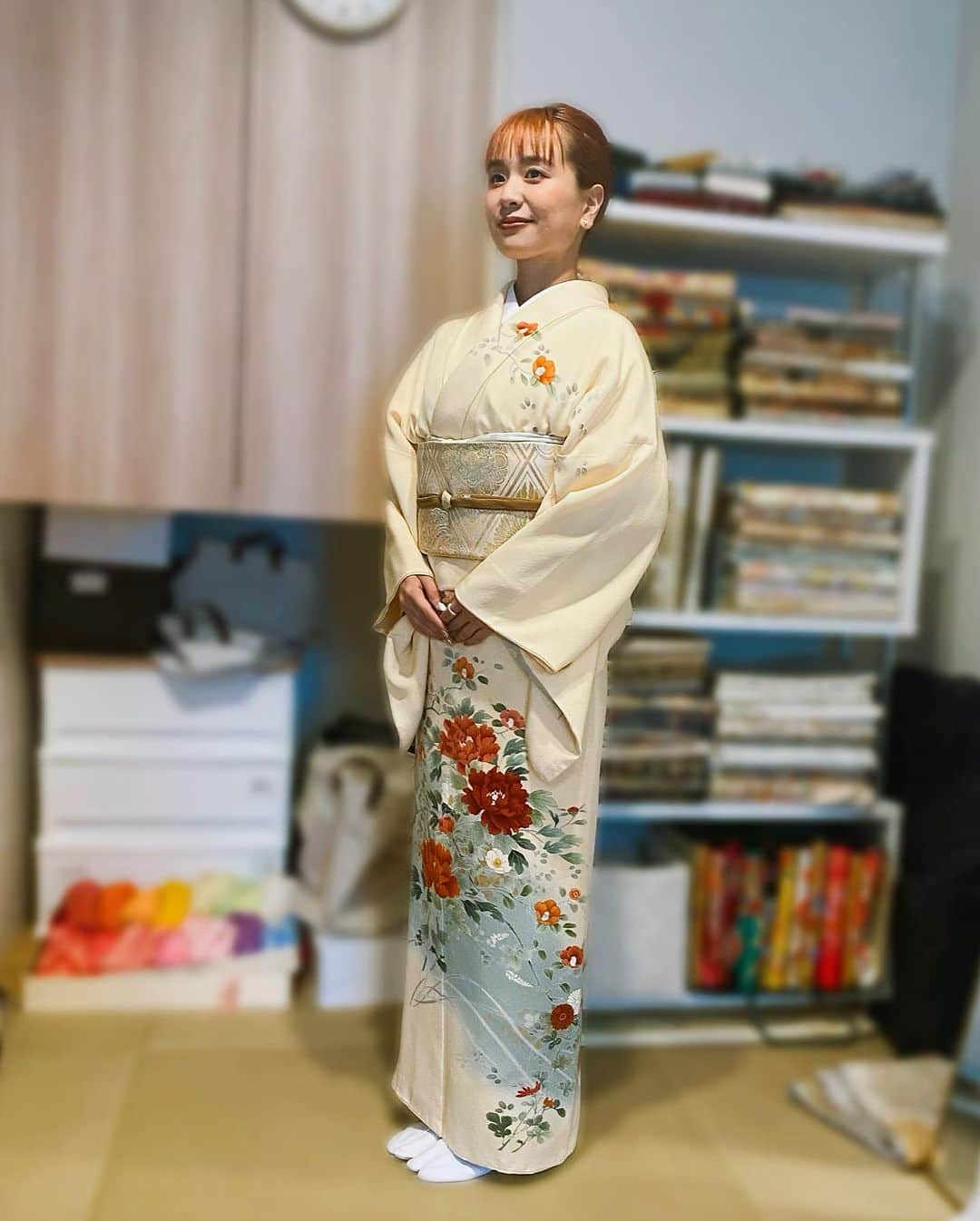 ももさんのインスタグラム写真 - (ももInstagram)「I’m home! Got back to JAPAN🇯🇵  日本に帰ってきました！！ただいま！  「中村勘九郎 中村七之助 錦秋特別公演2023」 ラジオおわりで静岡へ観に行ってきました🚄  せっかく観に行くんだからと、たまご色🥚のお着物に鶴柄の帯を締めてもらって、全力鶴さまレッツゴー！なコーディネートで、 生まれて初めて歌舞伎観劇！(日本舞踊か👘)  皆様と、そして鶴さま、 本当にお美しかった、、、🥹 感動！  あといいお着物を着付けてもらって喜び💕💕🤝 これを機にお着物沢山着たいなと思いました。 着付けも当日予約入れて、当日飛び込みで美容院へ行ってヘアセットもやってもらって、当日券で観劇🏃‍♀️ 何もかもどうなるか分からなかったから事前に準備できなかったんだけどそれもプラスで何もかも最高だった🥰  さっきまでヨーロッパにいたのに帰ってきて早々、ジャパニーズぽい1日が過ごせて嬉しい🍙  日本に帰ってきてよかった〜🤣  I had a day like a totally “Japanese”❤️ I was in Europe until last night but lol  I went to Shizuoka after my radio show to see “kabuki”! This was my first time to see Kabuki😳 And traditional Japanese dance as well. It was amazing and inspiring so much!! I love that characteristic music and their expressions and movements were really beautiful. When you come to Japan, you should absolutely try to go see them!!」10月16日 13時12分 - charanpo_momo