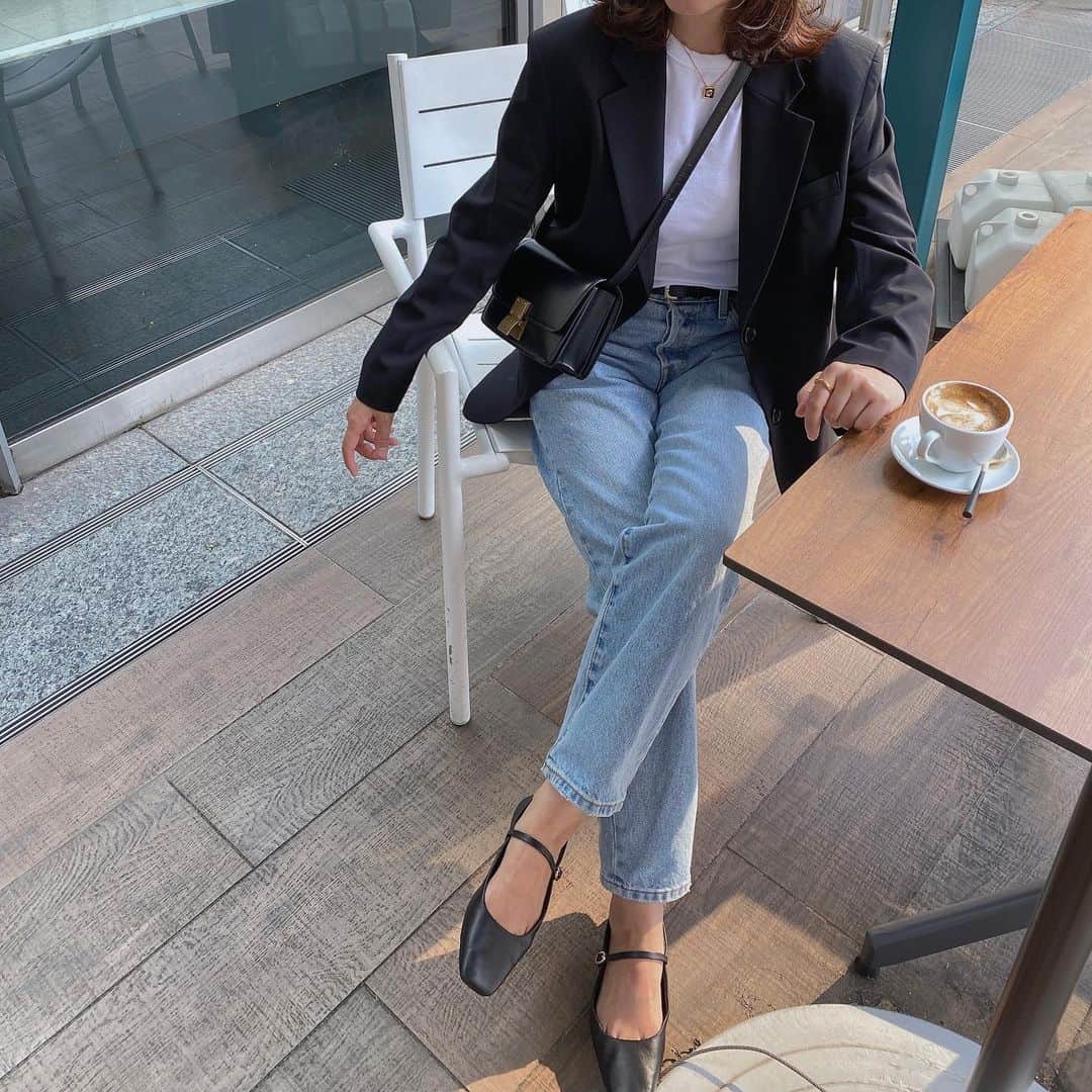 eri.khtnのインスタグラム：「・ 昨日はお天気がよくてテラス席が心地よかったな☕️  前からGUのオーバーサイズテーラードジャケットが気になってて、Sだと大きすぎたのでXSにしたらちょうどよく着れた☺️  jacket #gu jeans #levis  shoes #zara bag #celine  #ジャケット#guコーデ#ジーユーコーデ#セリーヌバッグ #gu_for_all#celinebag#デニムコーデ#ザラシューズ#秋コーデ#秋ファッション」