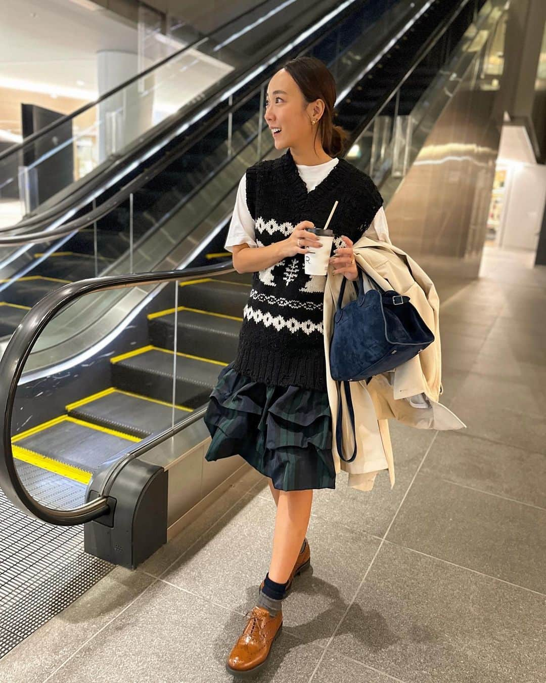 村上沙織のインスタグラム：「週末は大阪に行く用事があって連日大阪。 やはり大阪に3歳児暴れん坊と行くのはハードルが高くほとんど何も見れませんでした。 ウルトラマンのショップだけ行きました♡  #osaka#ootrosy」