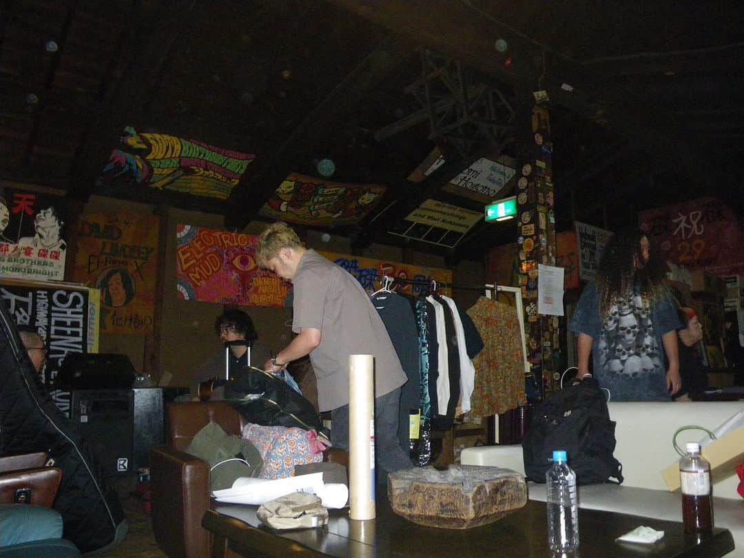 西寺郷太のインスタグラム：「5月の京都 GOTOWN FREAK 磔磔、何げない楽屋の写真が '90s っぽい。  また京都でイベントしたい。  この時はまだ大樋ゆう大 @talebsbass は NewJeans のバンマスではなかった。才能ある夫。 50歳の誕生日当日 11月27日は、ゆう大と澤村一平 @ippei.ds と、同じく NewJeans バックでギターかました磯貝一樹 @kazuki_isogai と、村田シゲ。最強バンドで。  その前に勝手に自分で始めた大仕事。準備ぎんばってます。  Photo by 福見敬太 @ktagrant」