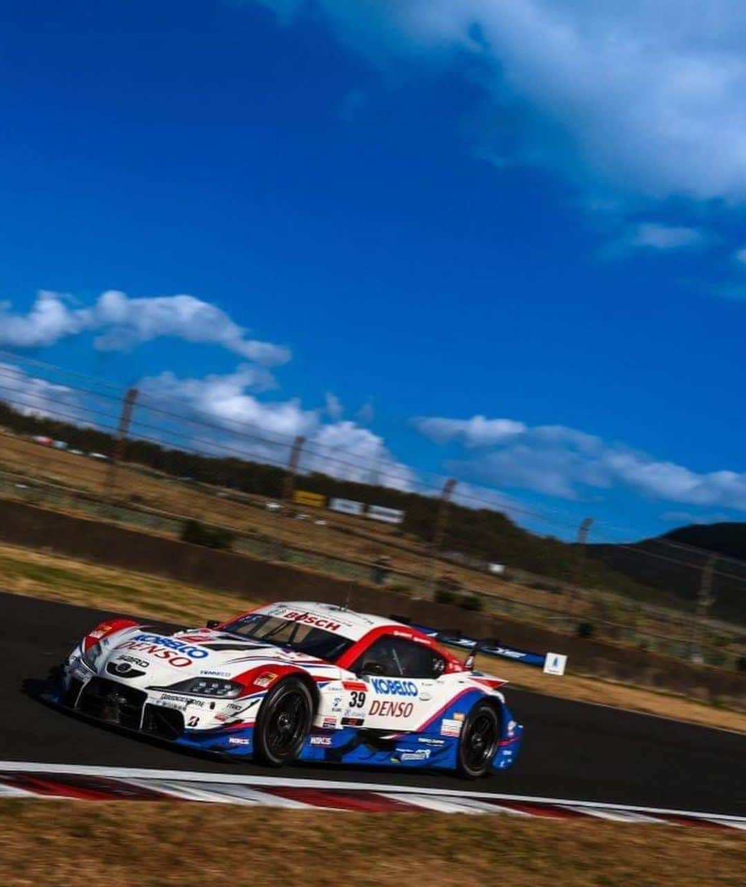 太田麻美さんのインスタグラム写真 - (太田麻美Instagram)「SUPER GT Rd,7オートポリス🏁 39号車TGR TEAM SARDは序盤上位を維持してましたが駆動系のトラブルにより途中リタイヤとなりました。。 最終戦の走りに期待です✨ 2日間沢山の応援有り難うございました🫶🏻 最後までTGR TEAM SARDに熱い熱い応援を是非是非是非宜しくお願いします🫡💙❤️  #supergt #sgt #racequeen #rq #tgrteamsard #kobelco #kobelcogirls #コベルコガールズ #スーパーgt #チェキ」10月16日 13時24分 - asami0523