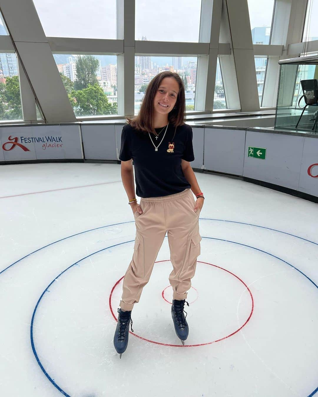 ダリア・カサトキナのインスタグラム：「Always the best activity⛸️😎 @natalia_zabiiako 💜」