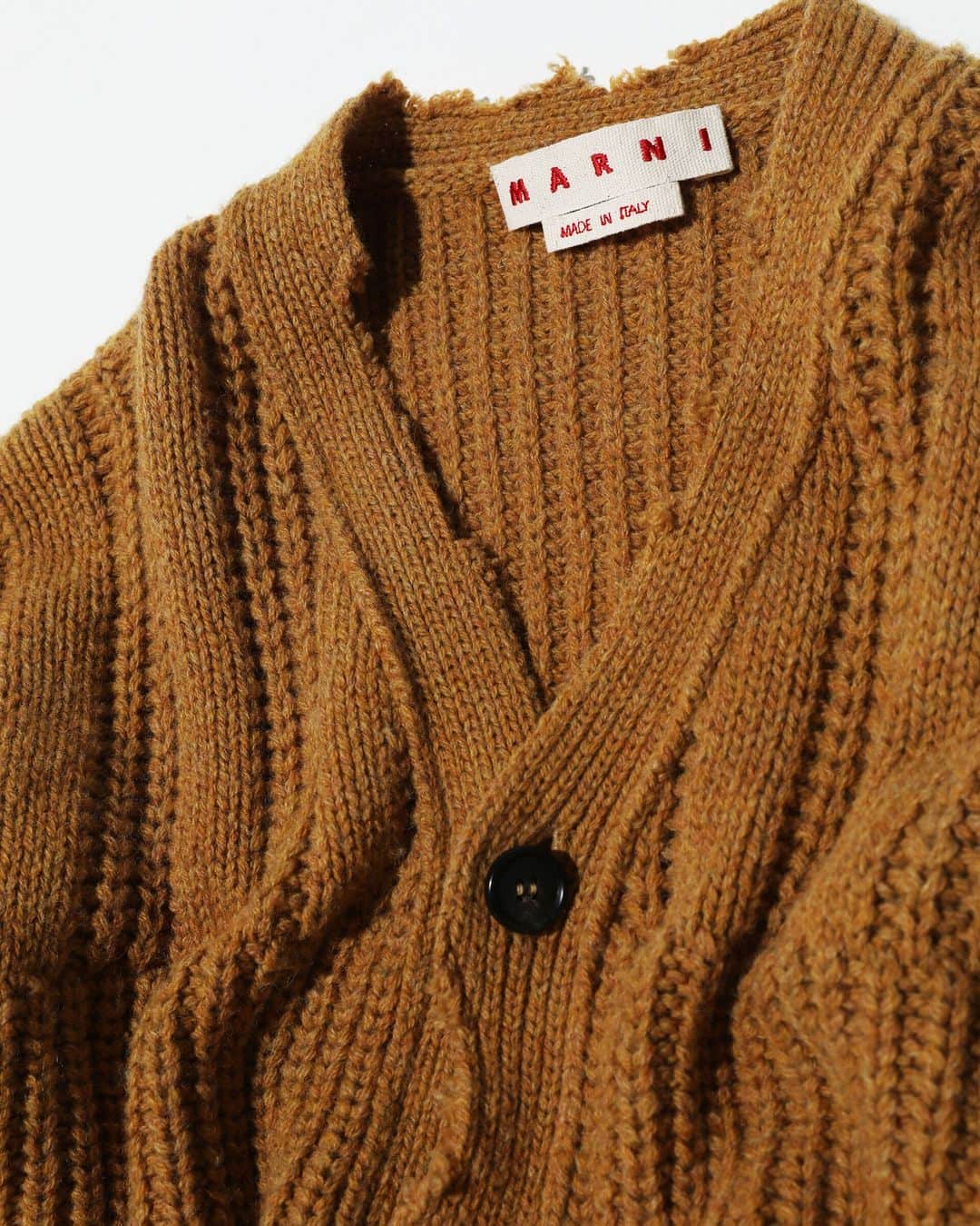 のインスタグラム：「【エディター推し】MARNI ニットカーディガン  ラグジュアリーブランドから注目の新鋭ブランドまで、UOMO編集部員が見つけた“推しアイテム”を紹介。  もし今年が“暖冬”だとしたら、俄然活躍しそうなのがこの手のローゲージのニットカーディガン。少なくとも年末までは乗り切れそうだ。  素材はシェットランドウールで、シルエットはマルニらしいルーズフィット。ネックと袖の部分は派手にダメージ加工が施されており、カーディガンにありがちな（と自分は思っている）真面目な印象を覆す。  左ポケットの上にはヴィンテージ感を強調するハンドステッチのロゴ入り。ちょっとドレッシーなシャツなんかをインに合わせるのが面白そう。（UOMO編集長 池田）  #エディター推し #marni #マルニ #カーディガン #uomo #uomo_magazine #webuomo」