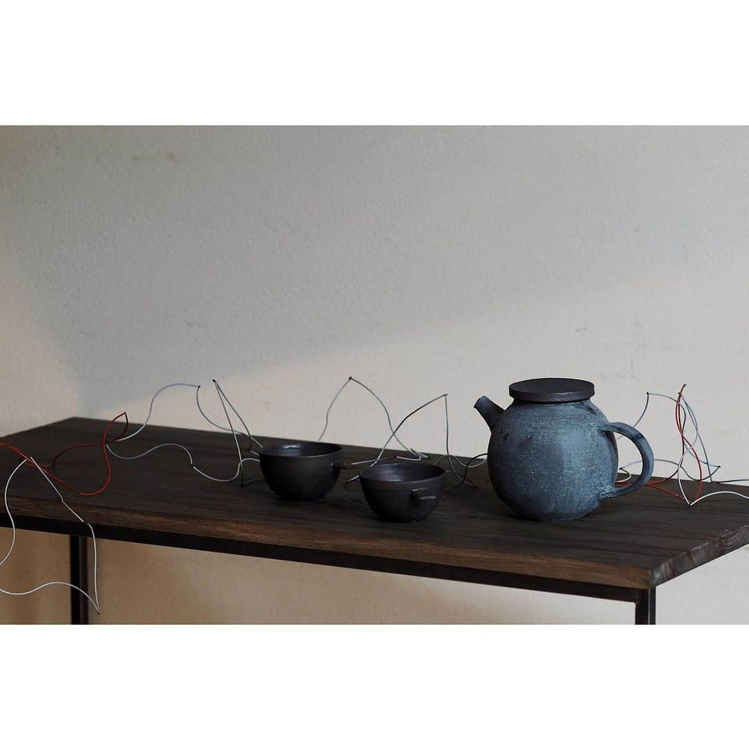 陶屋なづなさんのインスタグラム写真 - (陶屋なづなInstagram)「pottery and wire art EXHIBITION 大村剛（陶器）／ 関昌生（ワイヤーアート）展 Takeshi Ohmura / Masao Seki Exhibition　 2023年10月19日Thursday-11月4日Saturday 作家在廊日　初日10月19日木曜日  初日13時までのご予約受付中です✨ 13時以降はご予約なしでご自由にお越しください 詳しくは、WEBサイトをご覧ください。  #大村剛#takeshiohmura  #関昌生#masaoseki  #陶器#ワイヤーアート #pottery#wireart #オブジェ#object#objectdesign  #インテリア#インテリアデザイン #奈良#北葛城郡#広陵町 #五位堂駅#真美ケ丘 #ポット#お茶の時間#急須」10月16日 13時31分 - hirohiro0220