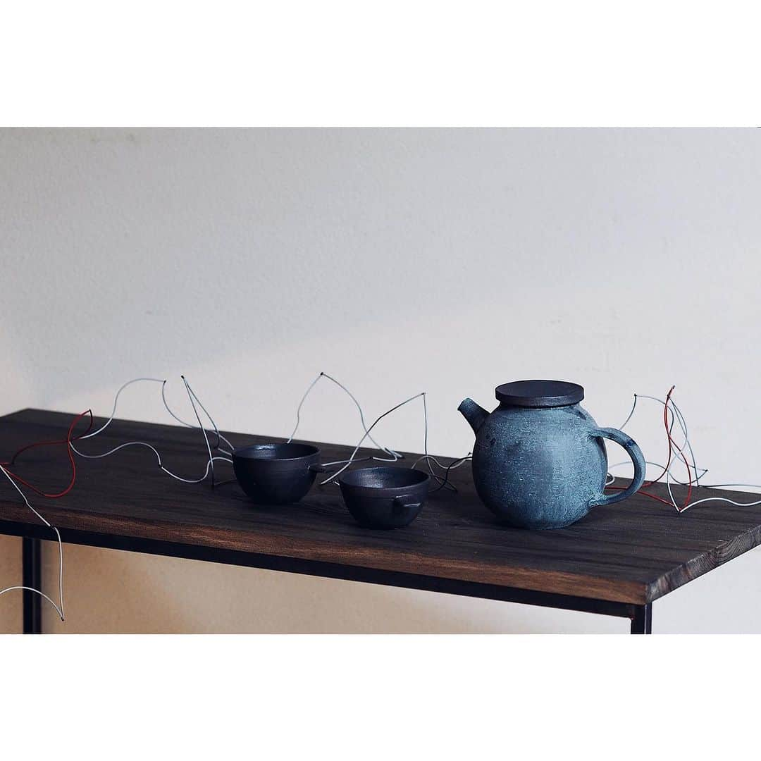 陶屋なづなのインスタグラム：「pottery and wire art EXHIBITION 大村剛（陶器）／ 関昌生（ワイヤーアート）展 Takeshi Ohmura / Masao Seki Exhibition　 2023年10月19日Thursday-11月4日Saturday 作家在廊日　初日10月19日木曜日  初日13時までのご予約受付中です✨ 13時以降はご予約なしでご自由にお越しください 詳しくは、WEBサイトをご覧ください。  #大村剛#takeshiohmura  #関昌生#masaoseki  #陶器#ワイヤーアート #pottery#wireart #オブジェ#object#objectdesign  #インテリア#インテリアデザイン #奈良#北葛城郡#広陵町 #五位堂駅#真美ケ丘 #ポット#お茶の時間#急須」