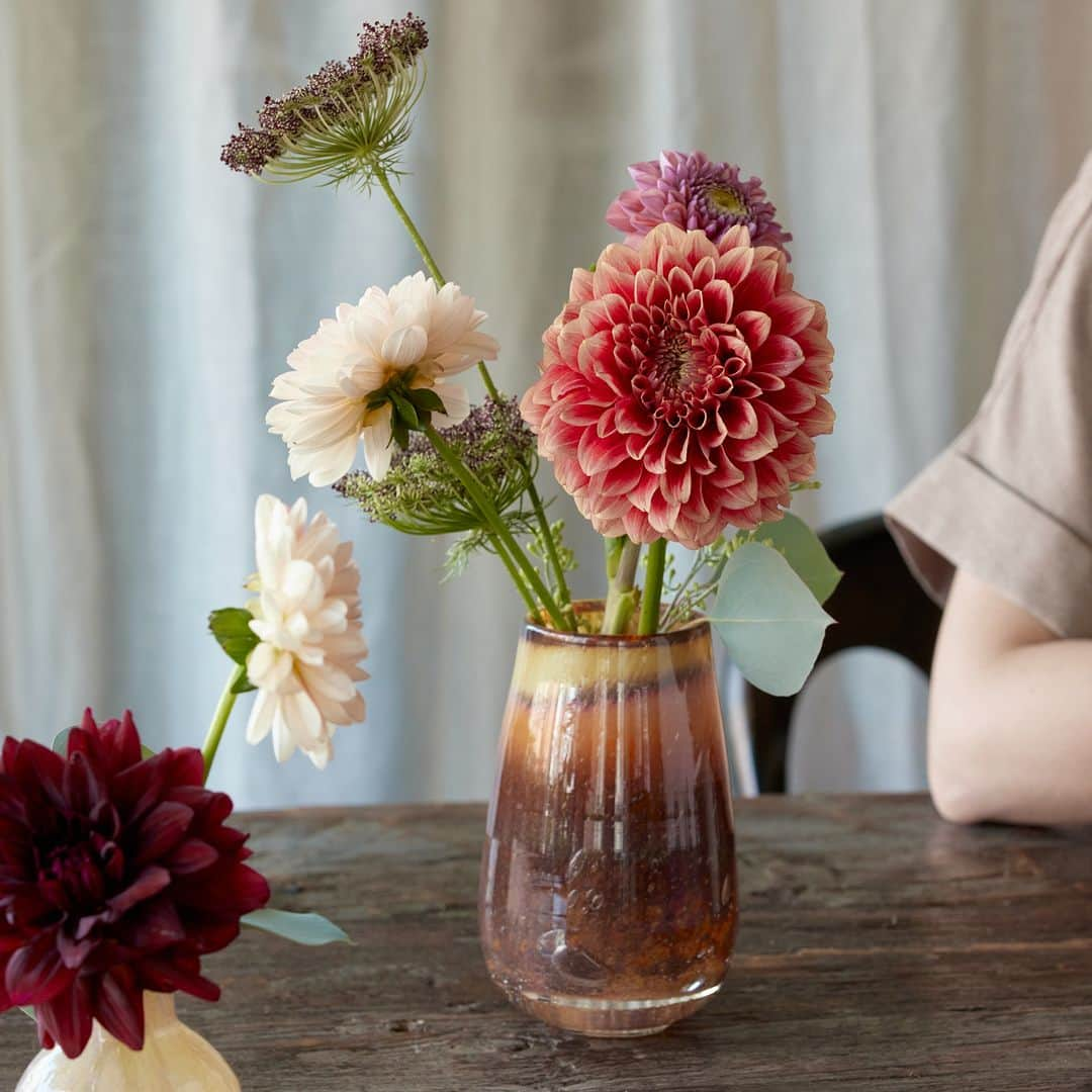 青山フラワーマーケットさんのインスタグラム写真 - (青山フラワーマーケットInstagram)「秋の花を楽しむ フラワーベース。  旬の花、ダリアを生けると しっくりと馴染み、お部屋に 秋らしさを運んでくれます。  花色や気分に合わせて フラワーベースを選ぶのも 楽しみの一つ。  皆さんはどんなフラワーベースで 秋の花を楽しんでいますか？ ・ ・ ・ 10月13日(金)から17日(火)まで ダリアを楽しむフォトコンテスト開催しています。  ダリアをご自宅でお楽しみいただいている写真を 投稿してください。  選ばれた3名の方には、 フラワーベースギャラリーセレクトの フラワーベースをプレゼントいたします。  応募方法 ⚫︎STEP 1：公式アカウント（@aoyamaflowermarket）をフォロー ⚫︎STEP 2：ダリアの花をお楽しみいただいる様子を撮影し 「＃青山ダリア祭り」をつけて投稿してください  応募期間　2023年10月13日(金)-10月17日(火)  当選商品　フラワーベースギャラリーセレクトのフラワーベース　3名様  詳細はプロフィールのリンクをご覧ください。  #飾り方アイデア #花瓶 #フラワーベース  #flowervase #花とおうち時間 #花を楽しむ  #花のある暮らし #花のある日常 #花の飾り方  #花を飾る #花を飾ろう #花を飾る生活 #インテリア  #花 #aoyamaflowermarket  #青山フラワーマーケット #livingwithflowerseveryday #ダリア #DHLIA #青山ダリア祭り #フラワーベースギャラリー」10月16日 13時33分 - aoyamaflowermarket