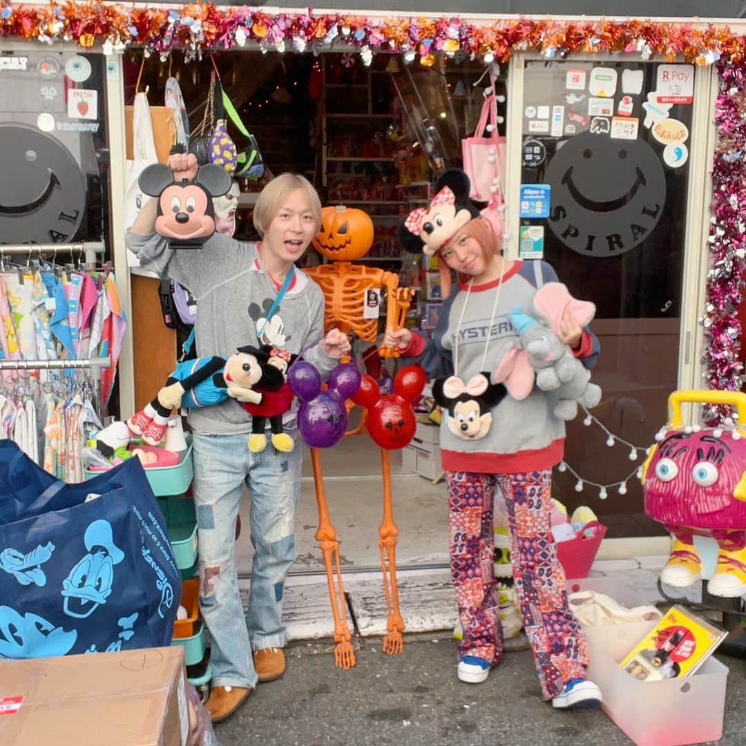 おもちゃやSPIRALのインスタグラム：「DisneyのBag類もたくさん入荷してます🏰✨  たくさん品出ししてますので、 ご来店、お問い合わせ お待ちしてます🎃💜」