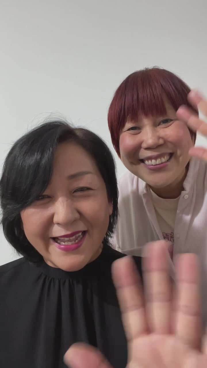 のインスタグラム：「毎日BEAUTY LIVE  2023/10/16  12:15から10分間の毎日Beauty Live です✨  今日のお題《カラーライナー》  同級生の仁子さん @hitoko4 をモデルに大人のカラーライナー👀✨ 大人もこなしやすいボルドーで🍷  #ウズアイオープニングライナー（バーガンディ） #ウズシェードライナーシマー（モーヴ ） #ウズモテマスカラ（カーキ）  #毎日ビューティライブ  #山本浩未 #ヤマモトヒロミ #60歳毎日楽しい理由 #メイクの白黒赤 #ちょっとの手間できれいが違う #おとな美容 #きれいは力  #きれいに終わりはない #たるみはメイクでなくせます」