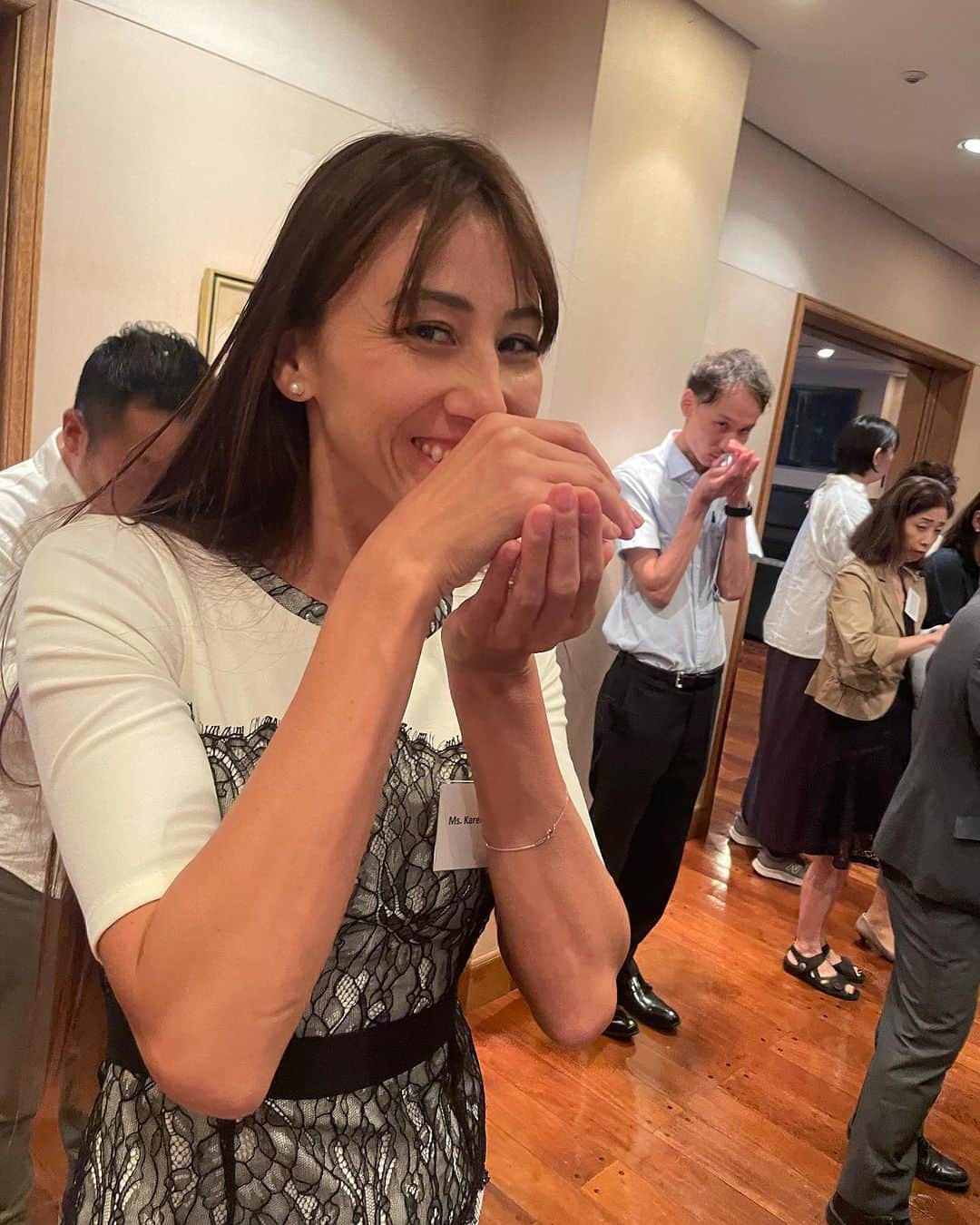 道端カレンさんのインスタグラム写真 - (道端カレンInstagram)「アルゼンチン🇦🇷オリーブオイル  私は2013年、2014年とオリーブオイルアンバサダーを務めさせていただいたのをきっかけに、オリーブオイルジュニアソムリエの資格を取ったこともあるくらいその頃からオリーブオイルが更に好きになりました💖  先日、アルゼンチン大使館にてアルゼンチン産のオリーブオイル🫒のセミナーが開かれ、私がアルゼンチン生まれで父がアルゼンチン人な事も知ってくださっていた日本オリーブオイルソムリエ協会  @oliveoilsommelierassociation  さんが声をかけてくださり、セミナーに参加させていただきした。  アルゼンチンのオリーブオイルはアルゼンチンワインと同じようにとても美味しく、写真にあるZUCCARDIはオリーブオイルコンテストで最優秀賞をとったこともあるくらいとっ〜ても美味しいオリーブオイルです。  オリーブオイルが美味しく生産される条件の一つにその土地の気候が関係しますが、オリーブオイルが作れる場所はワインと同様の地域になります。  カリフォルニア、ギリシャ、スペイン、イタリア、アルゼンチン、、、  アルゼンチンのオリーブオイルはスペインに比べると生産量は少ないですが、最新の機械を使って収穫する事や収穫時期を早めることなどし、出来るだけデフェッド(欠陥)のオリーブオイルができないようにされてるそうです。  セミナーではアルゼンチンオリーブオイルのことだけをやりましたが、オリーブオイルの勉強に興味がある方はぜひ、日本オリーブオイルソムリエ協会のホームページを見てみてくださいね。  ホームページには、コンテストで賞を取りましたオリーブオイルの紹介などもありますので、デパートで高いオリーブオイル買ったのに不味かった、酸化して腐ってる、、 など無いよう、美味しいオリーブオイルに辿り着けるかなと思います。  アルゼンチンのワインも🍷美味しいのでぜひ試してみてください🥰」10月16日 13時53分 - karenmichibata