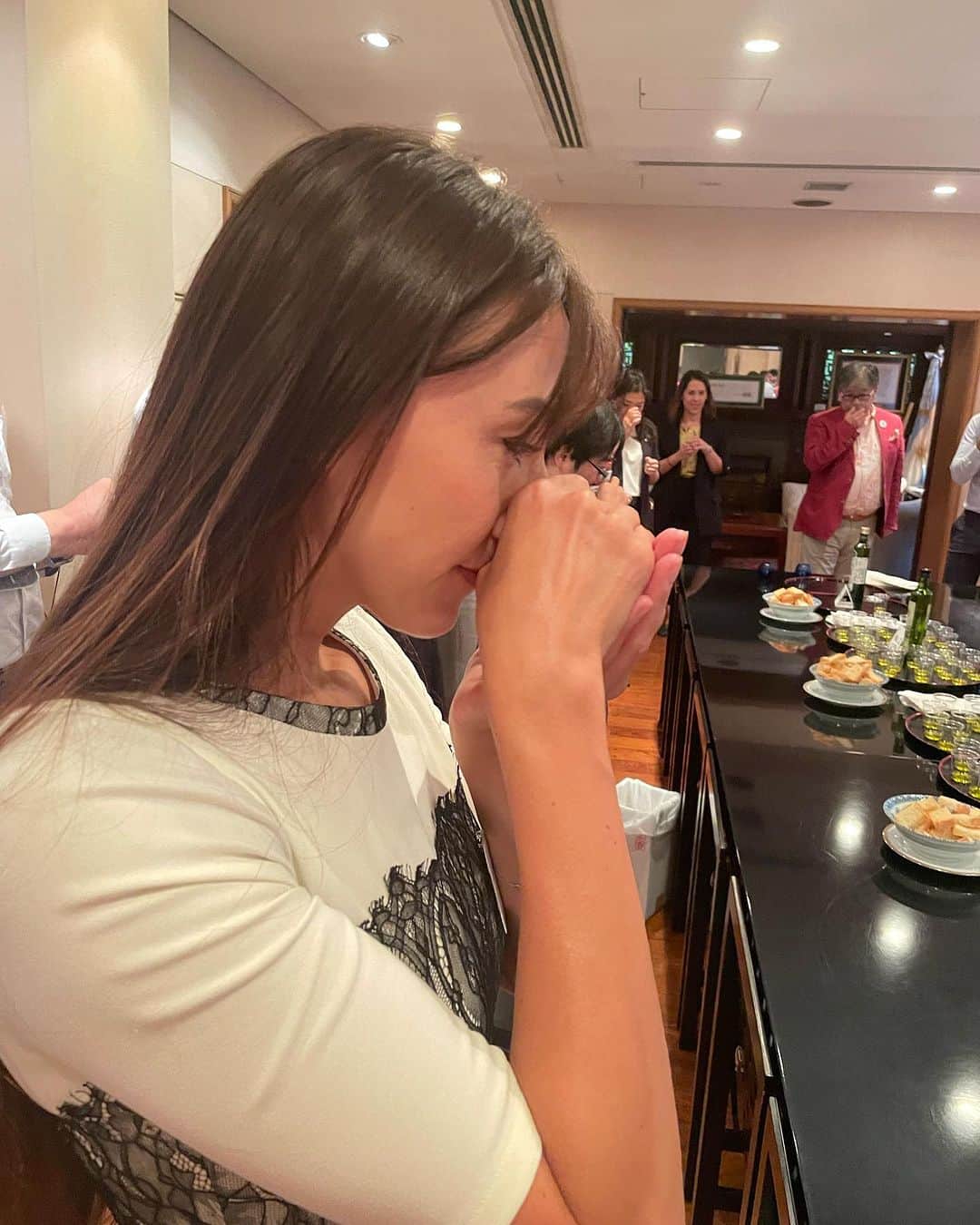 道端カレンさんのインスタグラム写真 - (道端カレンInstagram)「アルゼンチン🇦🇷オリーブオイル  私は2013年、2014年とオリーブオイルアンバサダーを務めさせていただいたのをきっかけに、オリーブオイルジュニアソムリエの資格を取ったこともあるくらいその頃からオリーブオイルが更に好きになりました💖  先日、アルゼンチン大使館にてアルゼンチン産のオリーブオイル🫒のセミナーが開かれ、私がアルゼンチン生まれで父がアルゼンチン人な事も知ってくださっていた日本オリーブオイルソムリエ協会  @oliveoilsommelierassociation  さんが声をかけてくださり、セミナーに参加させていただきした。  アルゼンチンのオリーブオイルはアルゼンチンワインと同じようにとても美味しく、写真にあるZUCCARDIはオリーブオイルコンテストで最優秀賞をとったこともあるくらいとっ〜ても美味しいオリーブオイルです。  オリーブオイルが美味しく生産される条件の一つにその土地の気候が関係しますが、オリーブオイルが作れる場所はワインと同様の地域になります。  カリフォルニア、ギリシャ、スペイン、イタリア、アルゼンチン、、、  アルゼンチンのオリーブオイルはスペインに比べると生産量は少ないですが、最新の機械を使って収穫する事や収穫時期を早めることなどし、出来るだけデフェッド(欠陥)のオリーブオイルができないようにされてるそうです。  セミナーではアルゼンチンオリーブオイルのことだけをやりましたが、オリーブオイルの勉強に興味がある方はぜひ、日本オリーブオイルソムリエ協会のホームページを見てみてくださいね。  ホームページには、コンテストで賞を取りましたオリーブオイルの紹介などもありますので、デパートで高いオリーブオイル買ったのに不味かった、酸化して腐ってる、、 など無いよう、美味しいオリーブオイルに辿り着けるかなと思います。  アルゼンチンのワインも🍷美味しいのでぜひ試してみてください🥰」10月16日 13時53分 - karenmichibata