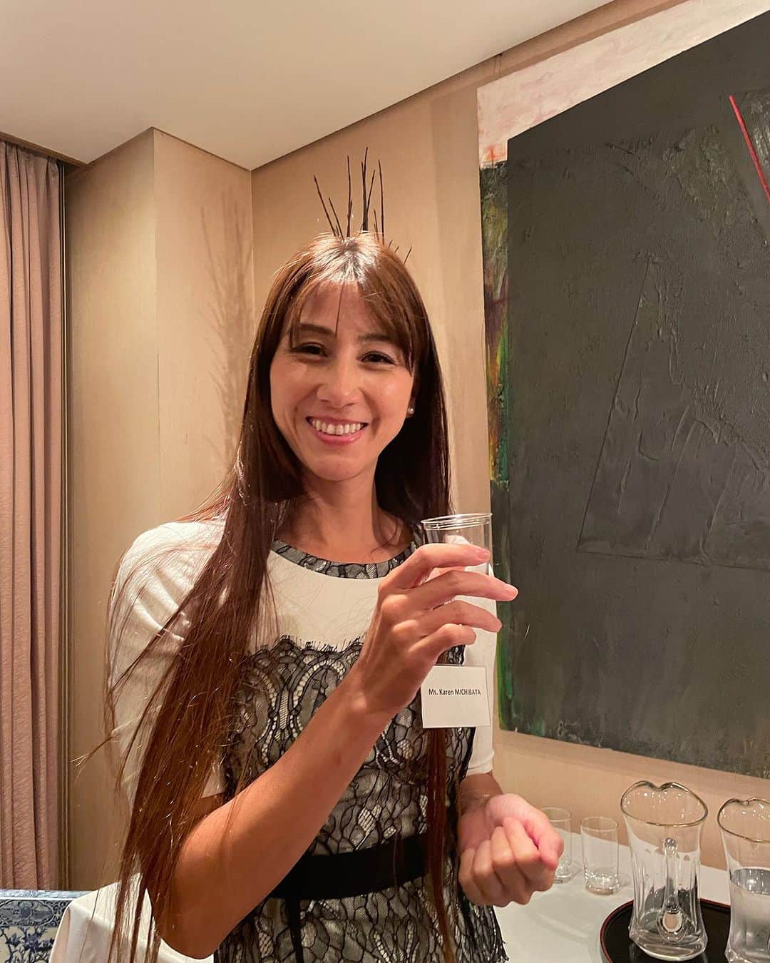 道端カレンさんのインスタグラム写真 - (道端カレンInstagram)「アルゼンチン🇦🇷オリーブオイル  私は2013年、2014年とオリーブオイルアンバサダーを務めさせていただいたのをきっかけに、オリーブオイルジュニアソムリエの資格を取ったこともあるくらいその頃からオリーブオイルが更に好きになりました💖  先日、アルゼンチン大使館にてアルゼンチン産のオリーブオイル🫒のセミナーが開かれ、私がアルゼンチン生まれで父がアルゼンチン人な事も知ってくださっていた日本オリーブオイルソムリエ協会  @oliveoilsommelierassociation  さんが声をかけてくださり、セミナーに参加させていただきした。  アルゼンチンのオリーブオイルはアルゼンチンワインと同じようにとても美味しく、写真にあるZUCCARDIはオリーブオイルコンテストで最優秀賞をとったこともあるくらいとっ〜ても美味しいオリーブオイルです。  オリーブオイルが美味しく生産される条件の一つにその土地の気候が関係しますが、オリーブオイルが作れる場所はワインと同様の地域になります。  カリフォルニア、ギリシャ、スペイン、イタリア、アルゼンチン、、、  アルゼンチンのオリーブオイルはスペインに比べると生産量は少ないですが、最新の機械を使って収穫する事や収穫時期を早めることなどし、出来るだけデフェッド(欠陥)のオリーブオイルができないようにされてるそうです。  セミナーではアルゼンチンオリーブオイルのことだけをやりましたが、オリーブオイルの勉強に興味がある方はぜひ、日本オリーブオイルソムリエ協会のホームページを見てみてくださいね。  ホームページには、コンテストで賞を取りましたオリーブオイルの紹介などもありますので、デパートで高いオリーブオイル買ったのに不味かった、酸化して腐ってる、、 など無いよう、美味しいオリーブオイルに辿り着けるかなと思います。  アルゼンチンのワインも🍷美味しいのでぜひ試してみてください🥰」10月16日 13時53分 - karenmichibata