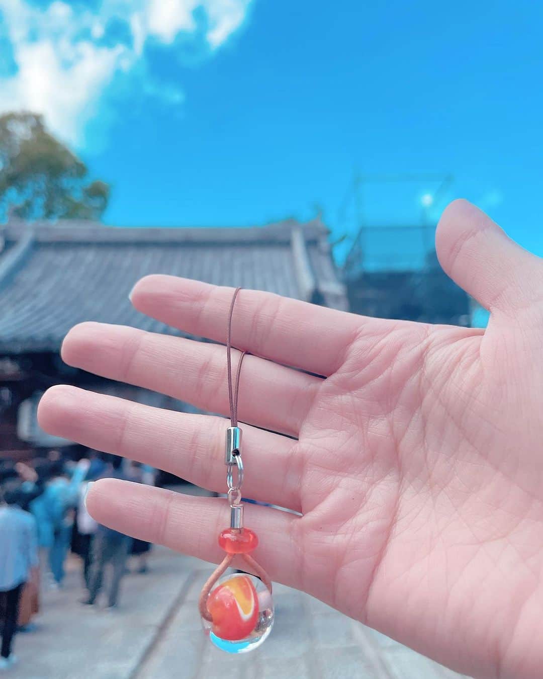 木村那津美のインスタグラム：「🐉  ７つ集めると願いが叶う… ではありませんが、  烏須井八幡神社（うすいはちまんじんじゃ）の願い玉を交換しに行ってきました。  尾道にあるパワースポットと呼ばれる神社です。 ここでお守りとして授けられている「願い玉（とんぼ玉）」がキラキラで綺麗。 透き通った見た目に、清い心でいたいものだなあと思わされます。 （常にソウルジェム真っ黒な私）  してもらってやってもらって当たり前、ではなく、小さなことでも感謝できるようになりたい。  これは去年、30歳になった時の目標で掲げたもので、ちぐまやのインスタにも載ってますが、 まだまだ人間2回目くらいの私はその境地にはたどり着けてません。  前回ここを訪れたのは22年の5月14日 私はグリーンアップル色に心を惹かれました。爽やかな気持ちになりたかったんでしょうね。  願いごとが叶えば、願い玉を返却して新しいお願いをします。 返却するときに「願いは叶いましたか」って聞かれて、はて、私は去年なに願ったんだろう？と思うくらい綺麗さっぱり忘れてたんだけど、  新しいお願いをした後に思い出しました。 今回はパッと目を惹かれたオレンジ色🍊🧡 元気がもらえそうなカラー。 後になってマジマジと見ると、謎の既視感。 山口県民はピンときますよね？  そう、レノ丸🤣  今回はレノ丸カラーで 自分の望みを叶えられるように見守っていただきます🙌」