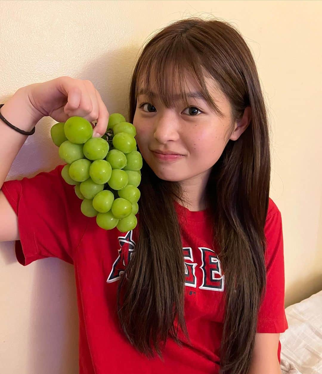 海老野心のインスタグラム：「どーしてもシャインマスカットが食べたくて仕方なかった日🍇💚  ニキビあるしすっぴんだし、大谷さん着てますけど気にしないでください🤨 #カナダワーホリ #カナダ #canada」