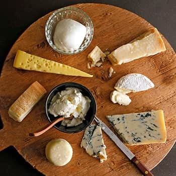 BETTER HOMEさんのインスタグラム写真 - (BETTER HOMEInstagram)「【チーズをこよなく愛するベターホーム協会理事長が、熱く語ります🧀】 北海道の乳製品工場の敷地内で育った大塚義幸理事長がチーズについて深く解き明かす、ベターホーム60周年企画の1日教室。 知れば知るほど奥深いチーズの話のあとは、厳選チーズのプレートを相性抜群のワインと一緒に味わいましょう🧀🍷 大きなかたまりのチーズ「テテドモアンヌ」のけずり体験もお楽しみに♪ ※調理実習はありません。  🚩横浜、札幌、仙台で開催（銀座は満席となりました） 詳しくは、プロフィールの「1日教室」から  #ベターホームのお料理教室 #ベターホーム #Betterhome #料理教室 #60周年企画 #1日教室 #チーズ #ワイン #テテドモアンヌ #単発 #入会金不要」10月16日 13時46分 - betterhome_jp