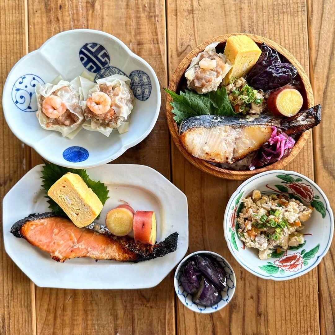 Atsukoのインスタグラム：「今日のお弁当と置きご飯 2023.10.16  鮭の塩麹焼き 鰆の塩麹焼き 卵焼き さつまいも煮 海老焼売 炒り豆腐 茄子南蛮  ご飯便があると冷蔵庫が潤ってて嬉しい あっという間にご飯もお弁当も完成する👍 暫く3食必要な生活続くのでがんばりまーす」