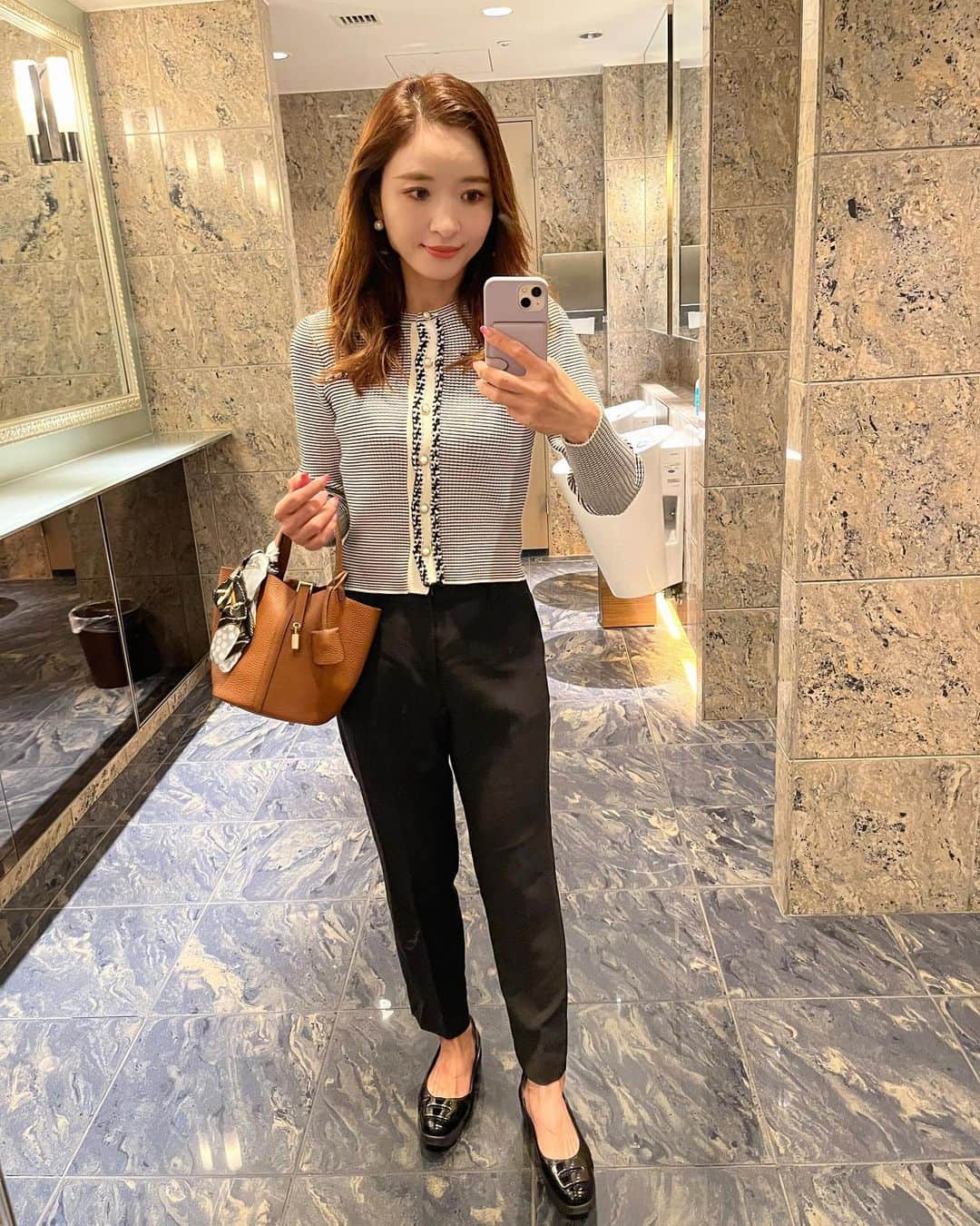 AriizumiEmaのインスタグラム：「コーディネート。 久しぶりに髪は下ろして^_^ 靴は歩きやすいヒルズアベニュー☺️  #tops @snidel_official  #shoes  @hillsavenue_official   ☑️バッグは楽天ルームに載せています。 ストーリーに楽天ルームのリンクを貼りました💕  #fashion#ootd#codinate#instafashion #コーディネート#アラフォー#アラサー#アラフィフ #大人コーデ #お仕事コーデ  #大人ファッション #大人可愛い #韓国ファッション#綺麗めコーデ#きれいめコーデ#カチューシャ#プチプラコーデ#50歳コーデ」