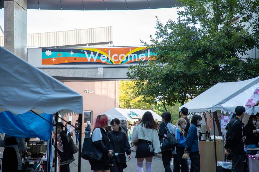 東京造形大学 Tokyo Zokei Universityのインスタグラム：「_ CS祭開催御礼🙏  10/13（金）より3日間、2023年度CS祭（芸術祭）が開催されました🎈 大変多くの方々にご来場いただき、ありがとうございました😊 マーケットやフードコート、作品展示、ライブなど、どれも大盛況に終わりました🛍️🧑‍🤝‍🧑  来年度も皆様のお越しを心よりお待ちしています❗  #東京造形大学 #デザイン #美術 #美大 #美術大学 #芸術祭 #学園祭 #イベント #お祭り #展示 #フードコート #屋台 #マーケット #雑貨販売 #ハンドメイド #ありがとうございました #tokyozokeiuniversity #design #art #artuniversity #artfestival #festival #event #exhibition #foodstands #market #handmade」